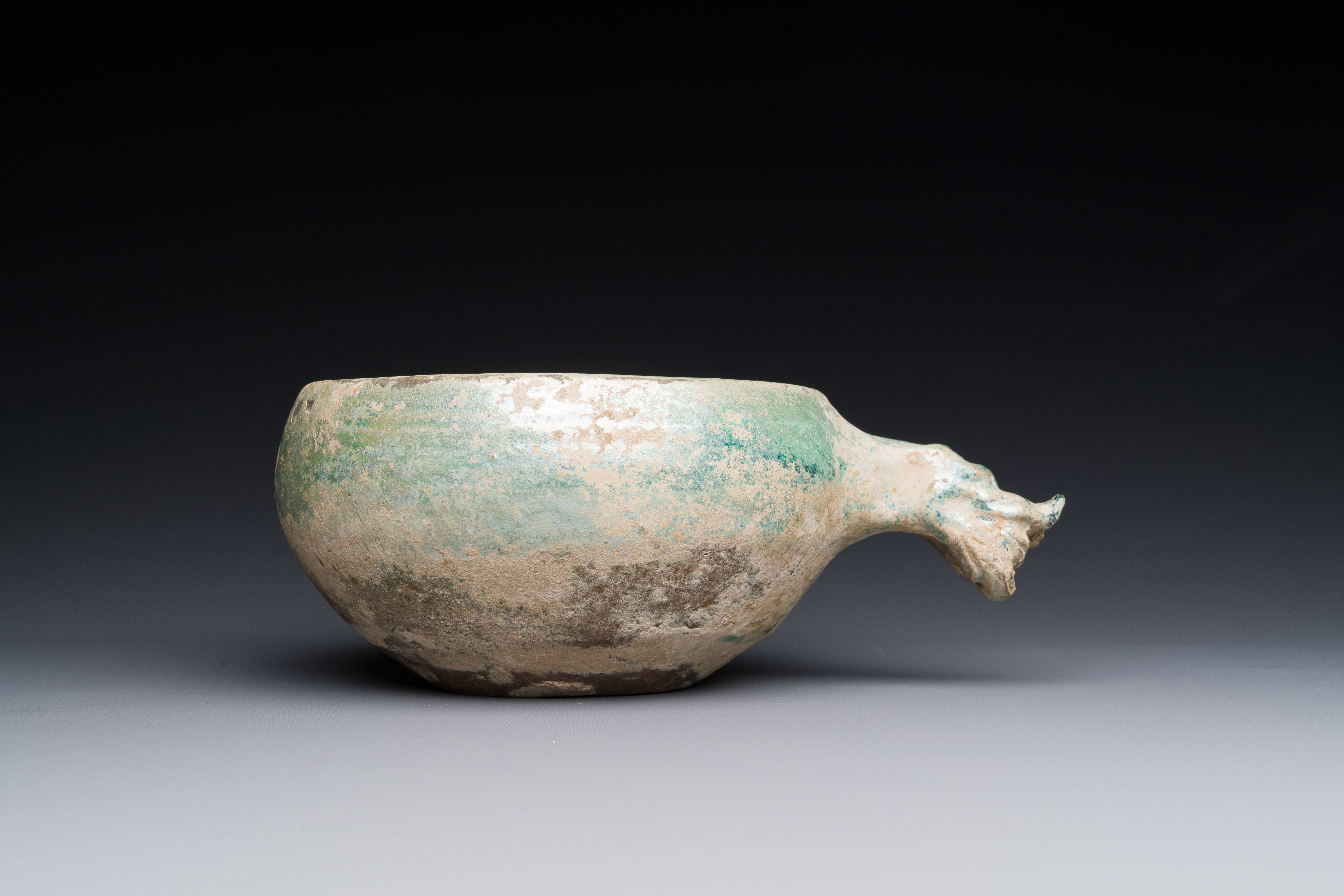 A Chinese monochrome green-glazed pottery scoop, Han - Image 2 of 5