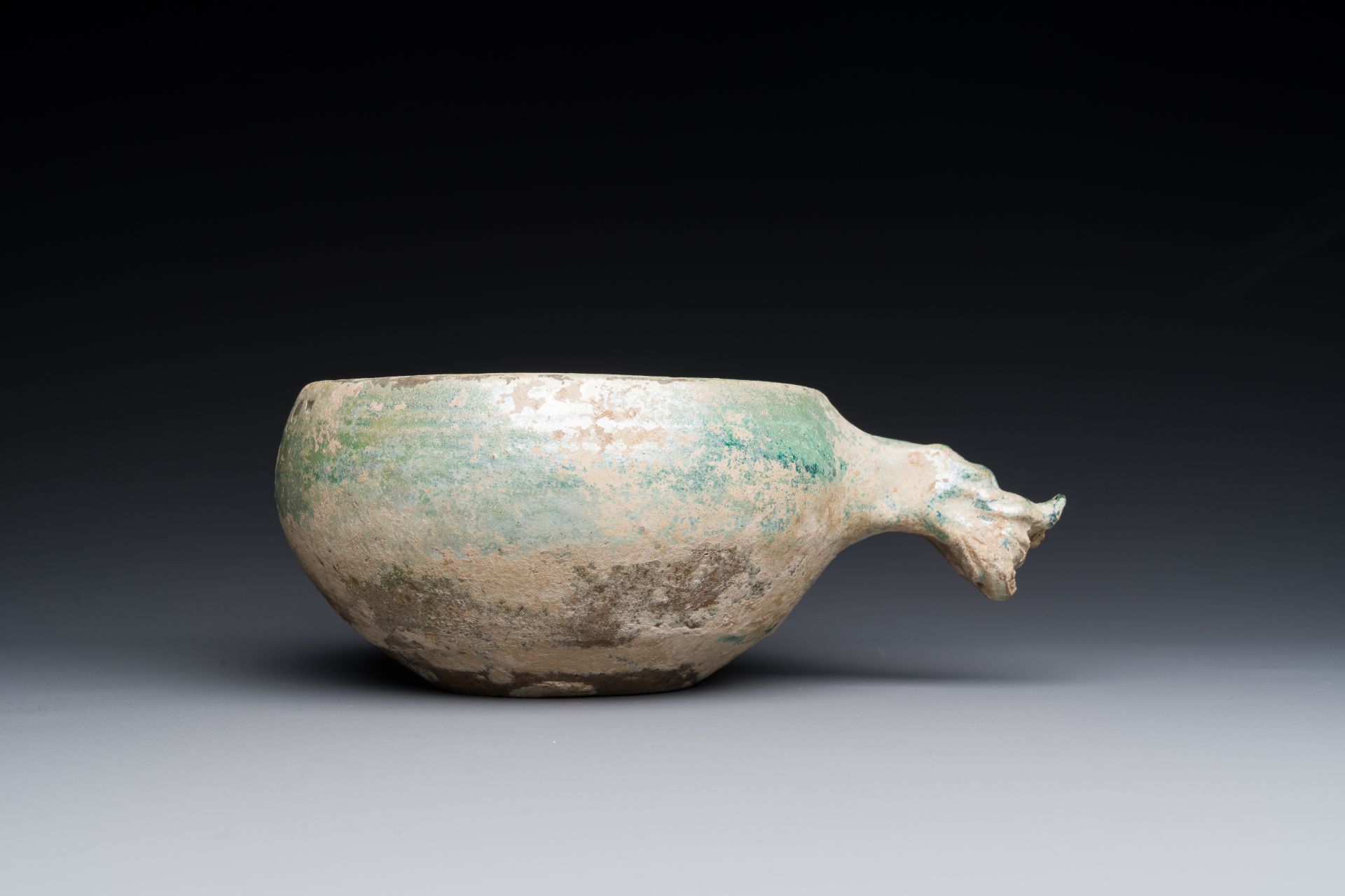 A Chinese monochrome green-glazed pottery scoop, Han - Bild 2 aus 5