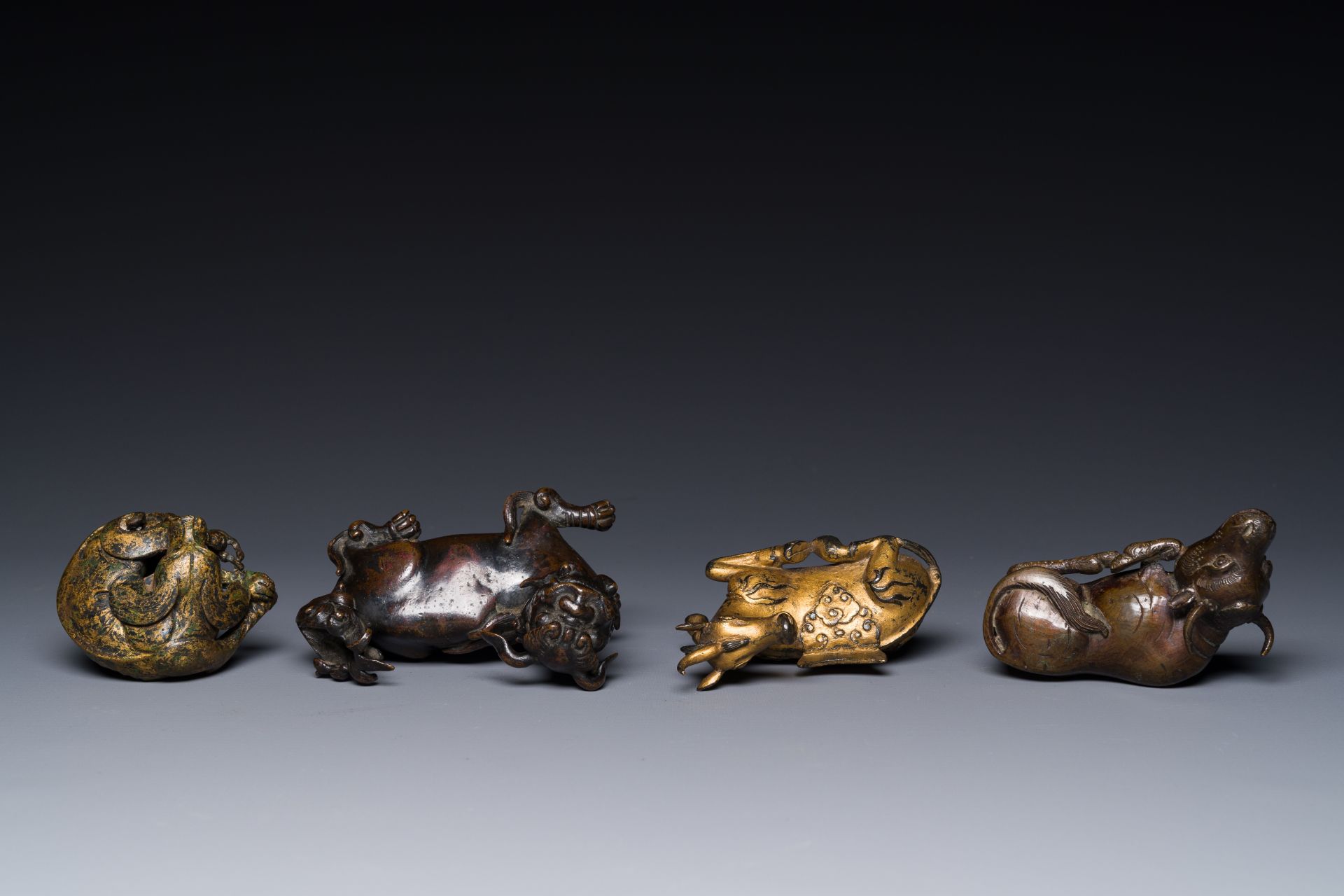 A group of four Chinese gilt bronze paper-weights, Ming/Qing - Bild 6 aus 7