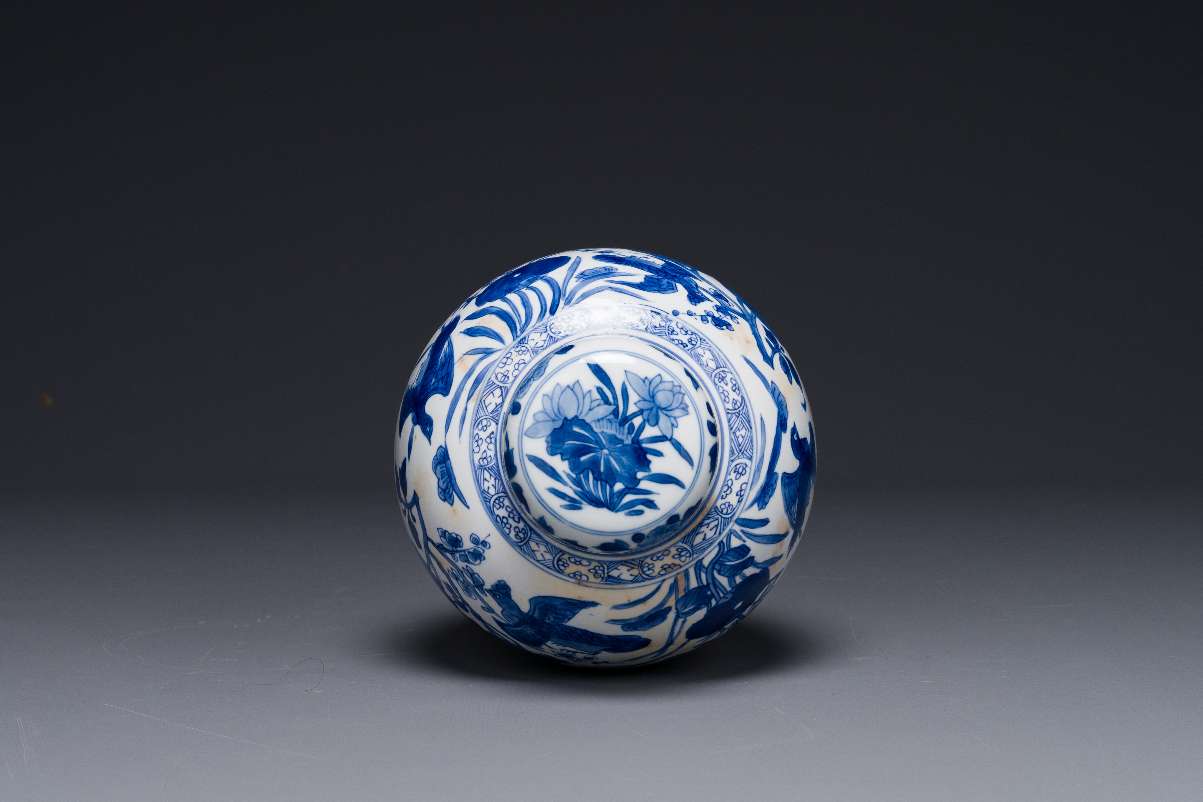 A Chinese blue and white jar and cover with floral design, Kangxi - Image 3 of 4