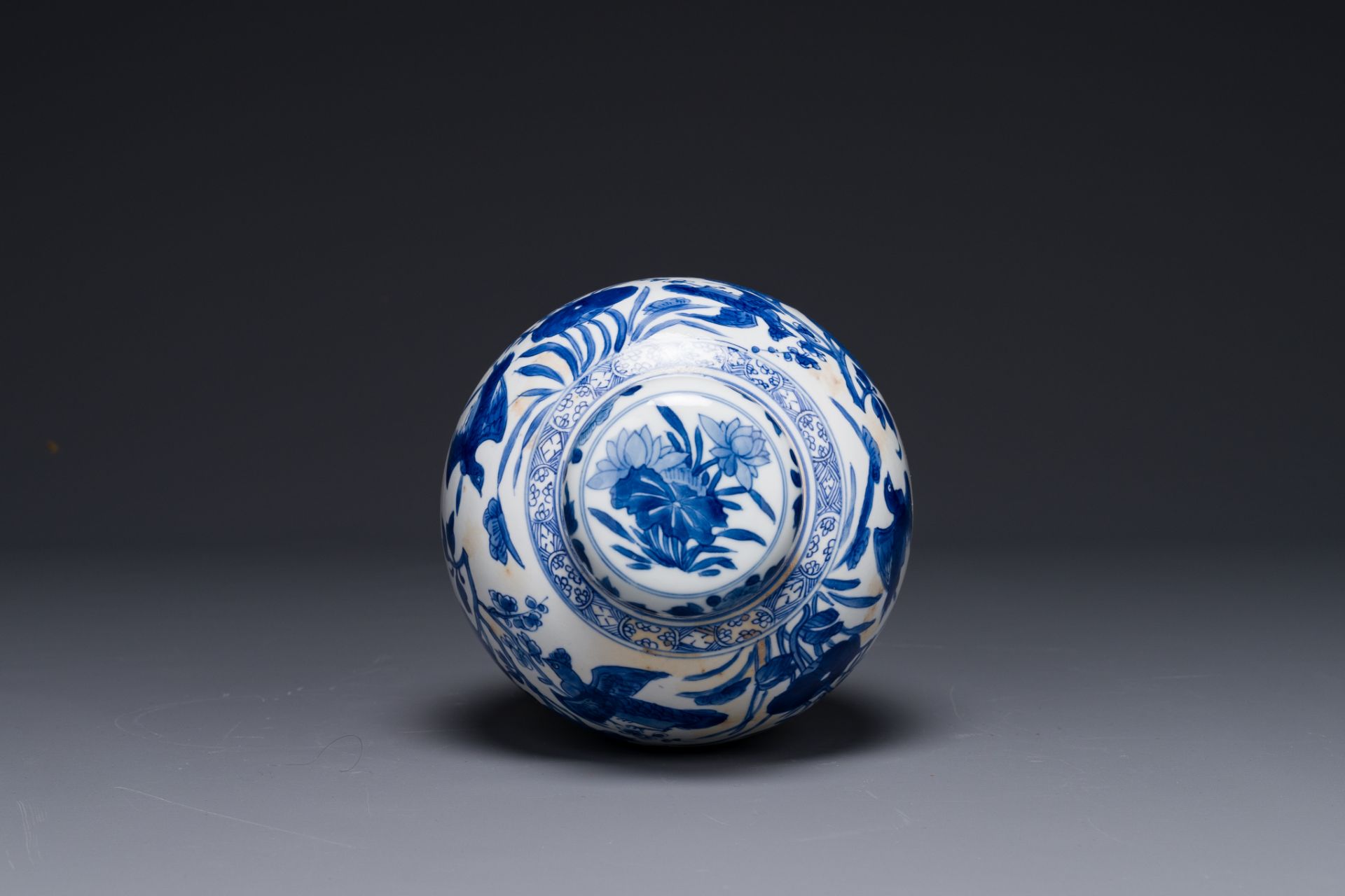 A Chinese blue and white jar and cover with floral design, Kangxi - Bild 3 aus 4