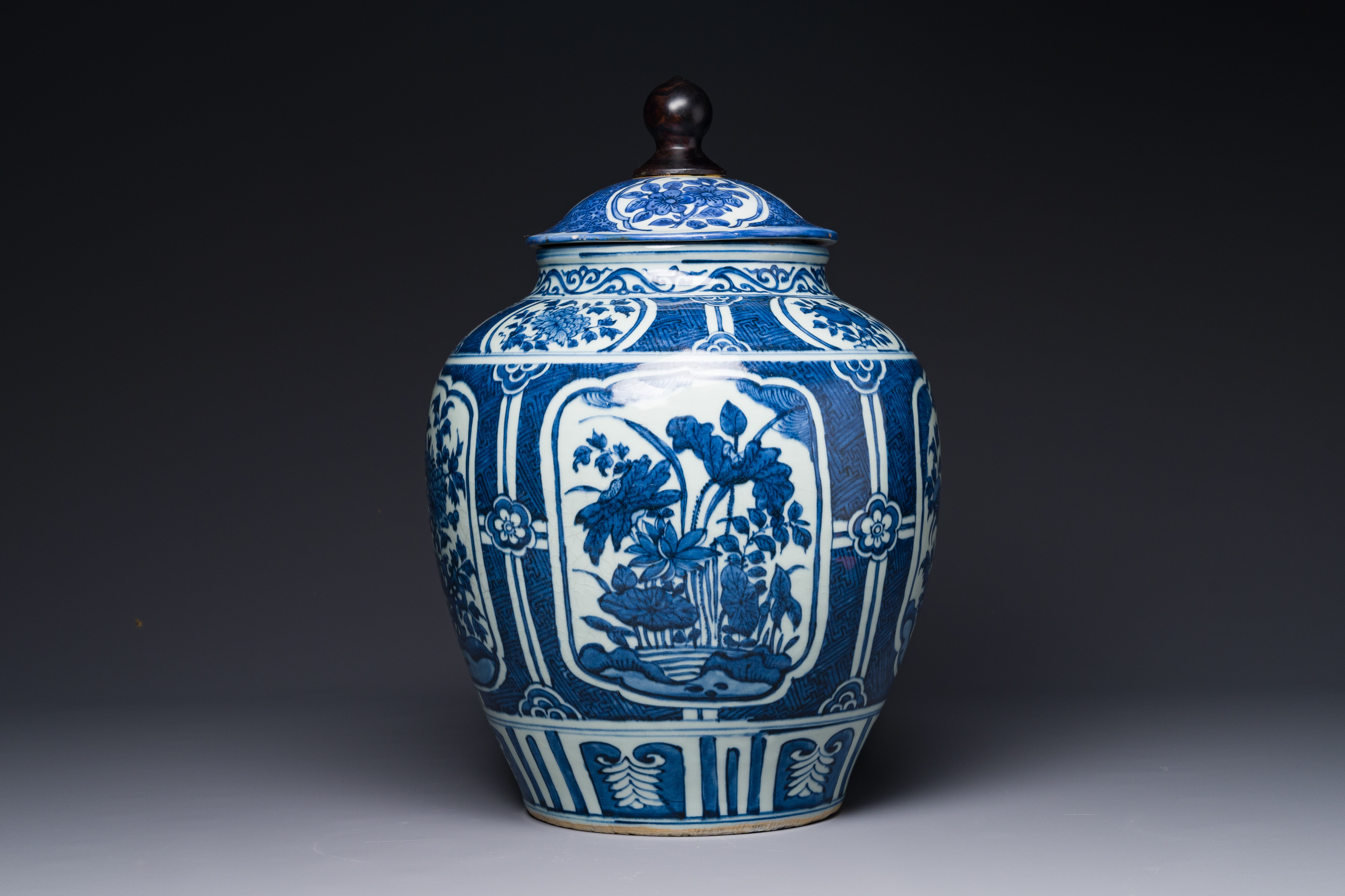 A Chinese blue and white jar and cover with floral design, Wanli - Image 4 of 7