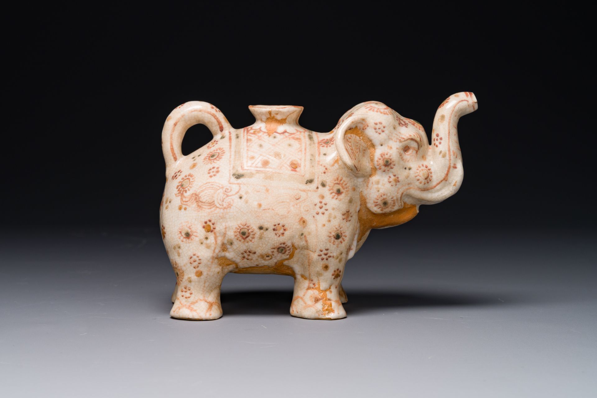 A rare Vietnamese polychrome painted stoneware elephant shaped jug, Le dynasty, 16th C. - Bild 4 aus 8