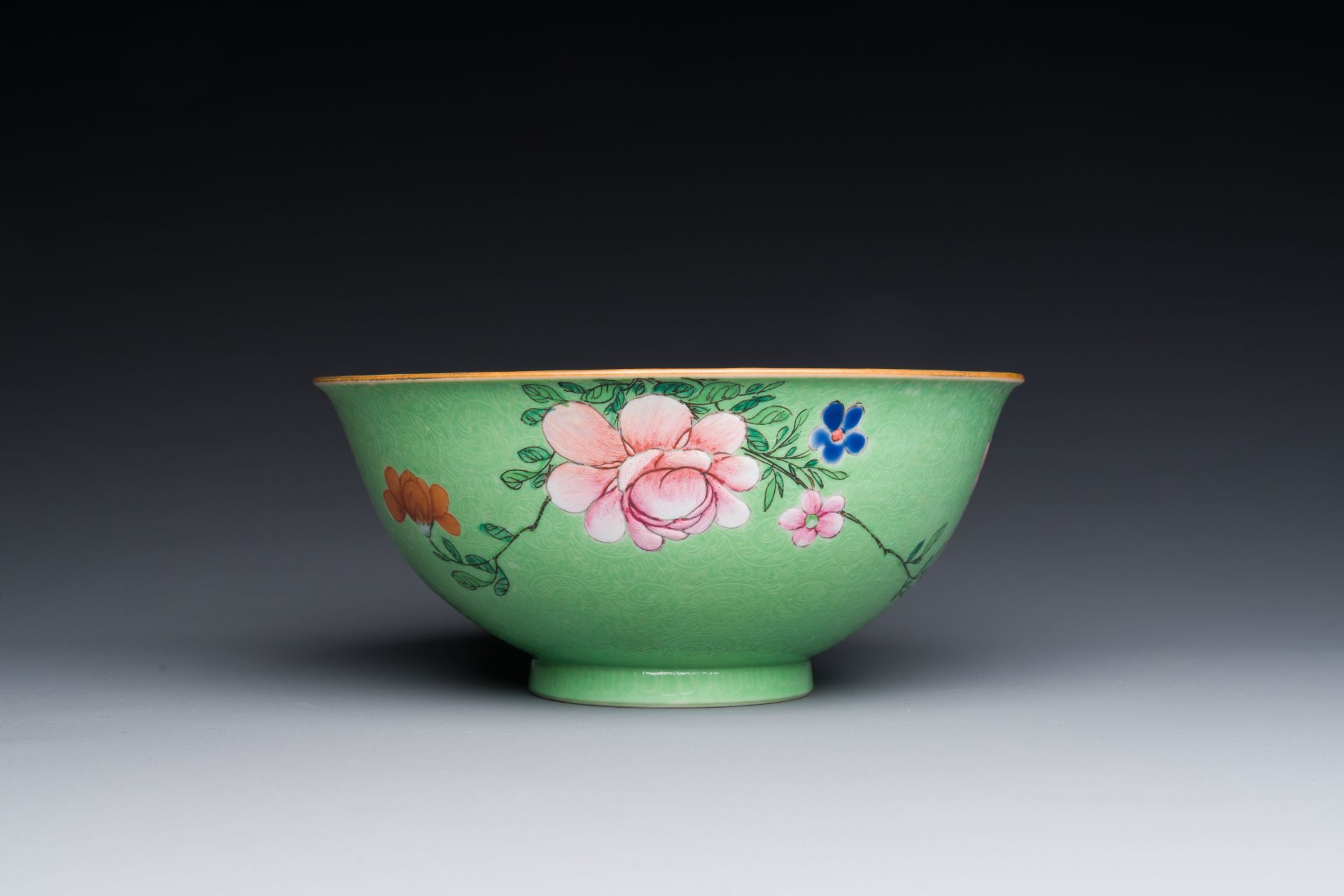 A Chinese green-sgraffito-ground famille rose bowl, Qianlong mark and of the period - Bild 2 aus 4