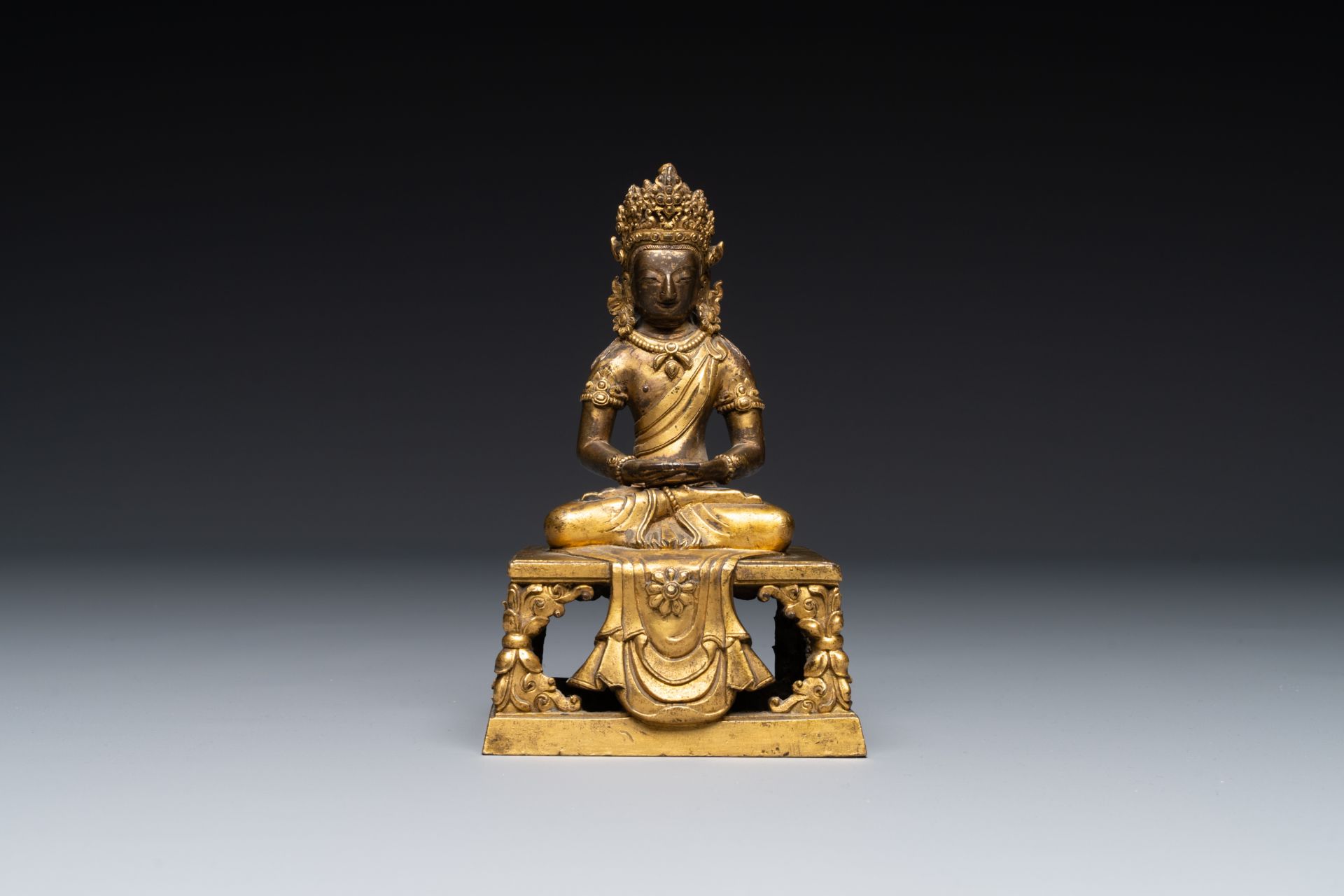 A Sino-Tibetan bronze figure Buddha Amitayus, Qianlong - Bild 2 aus 7