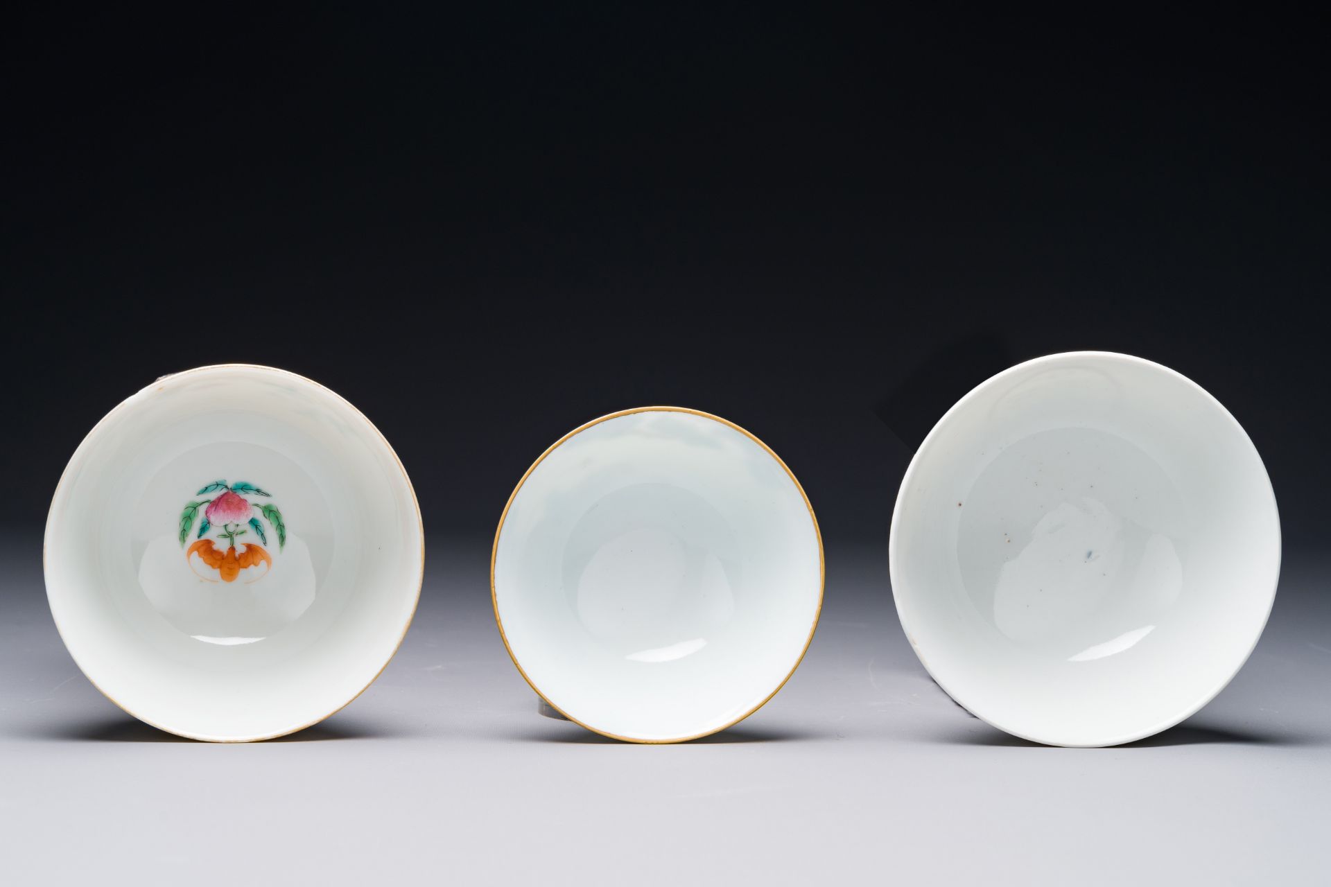 Two Chinese famille rose bowls, a 'Buddhist lion' plate and a 'Wu Shuang Pu' bowl, 19th C. - Bild 5 aus 6