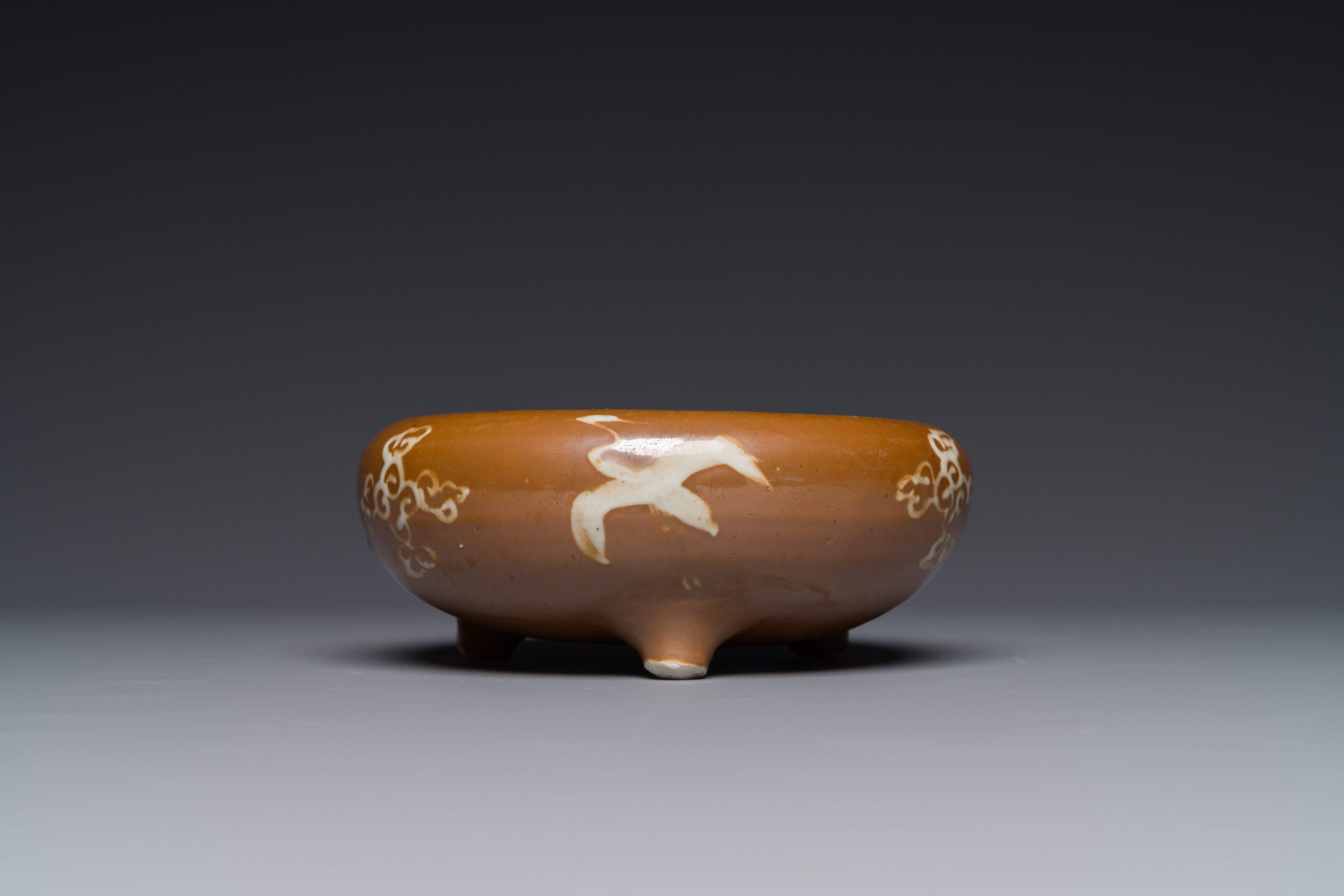 A rare Chinese Swatow slip-decorated brown-glazed tripod censer with cranes, Ming - Image 3 of 7