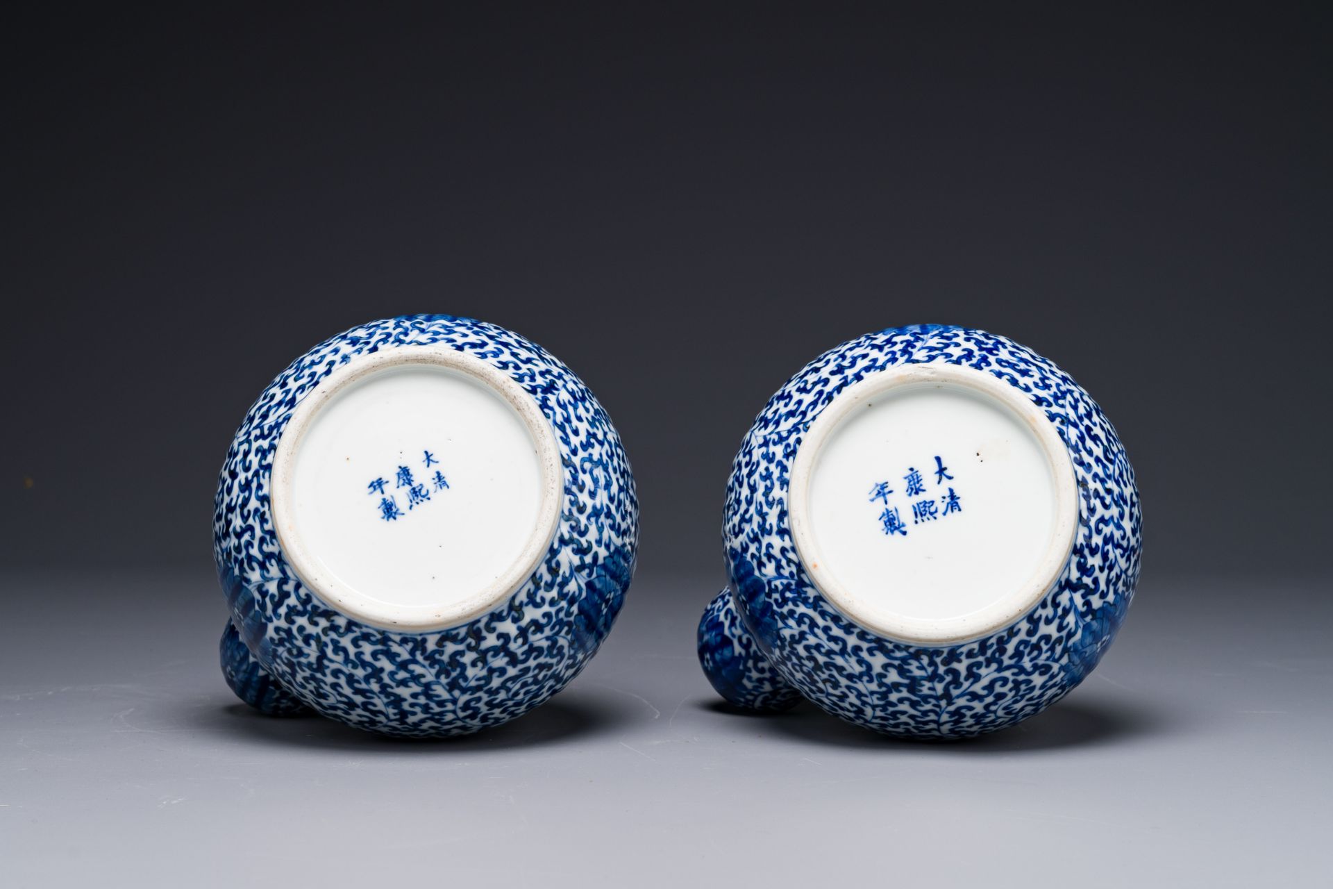 A pair of Chinese blue and white 'lotus scroll' kendis, 19th C. - Bild 4 aus 4