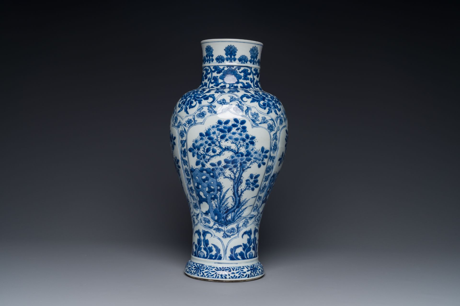 A Chinese blue and white baluster vase with floral decor, Kangxi - Bild 3 aus 4