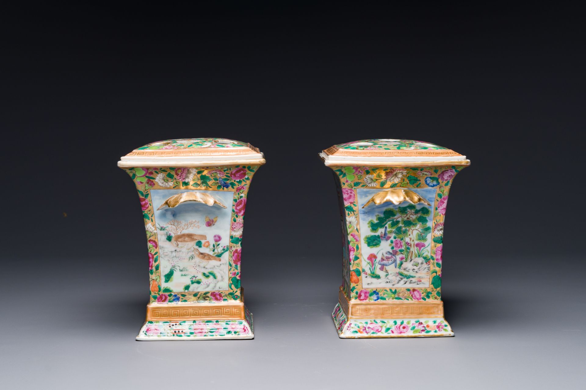 A pair of Chinese Canton famille rose bough pots and covers, 19th C. - Bild 5 aus 7