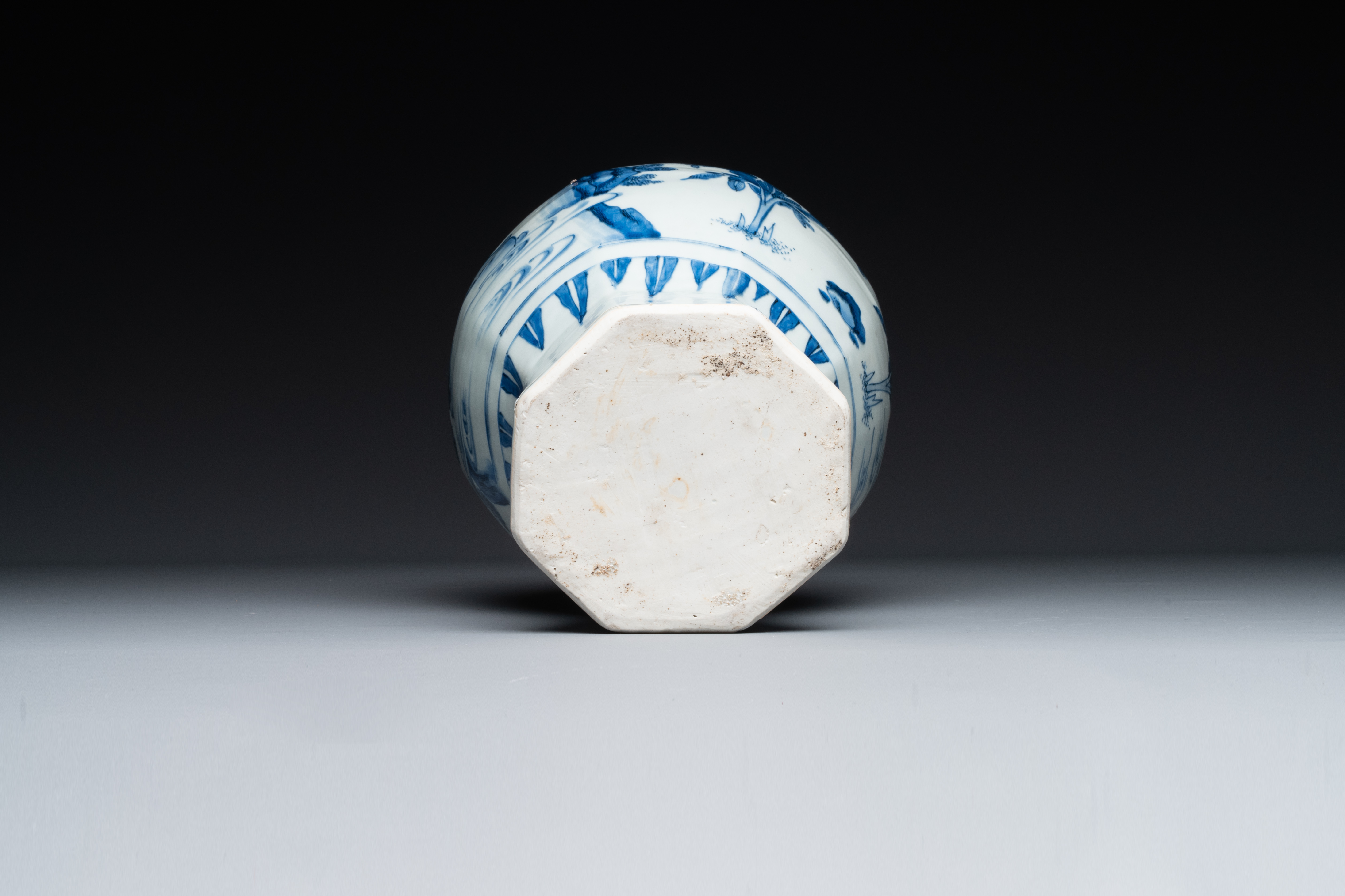 A Chinese blue and white octagonal 'Jia Guan Jin Jue åŠ å®˜æ™‰çˆµ' vase, Transitional period - Image 7 of 7