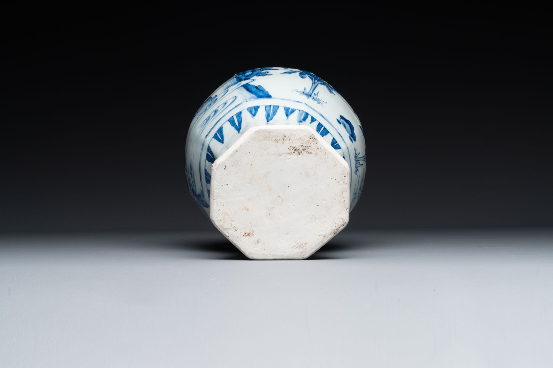 A Chinese blue and white octagonal 'Jia Guan Jin Jue åŠ å®˜æ™‰çˆµ' vase, Transitional period - Bild 7 aus 7