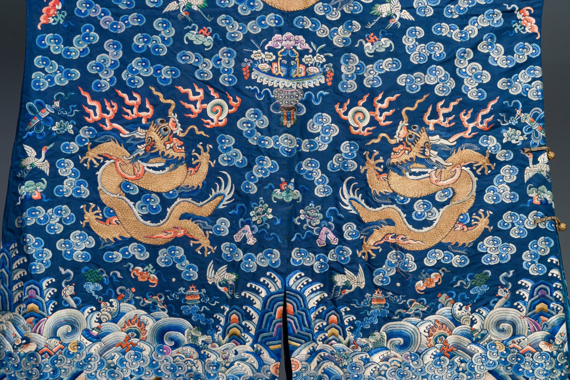 A Chinese gold thread embroidered blue-ground silk 'dragon' robe, 19th C. - Bild 5 aus 7