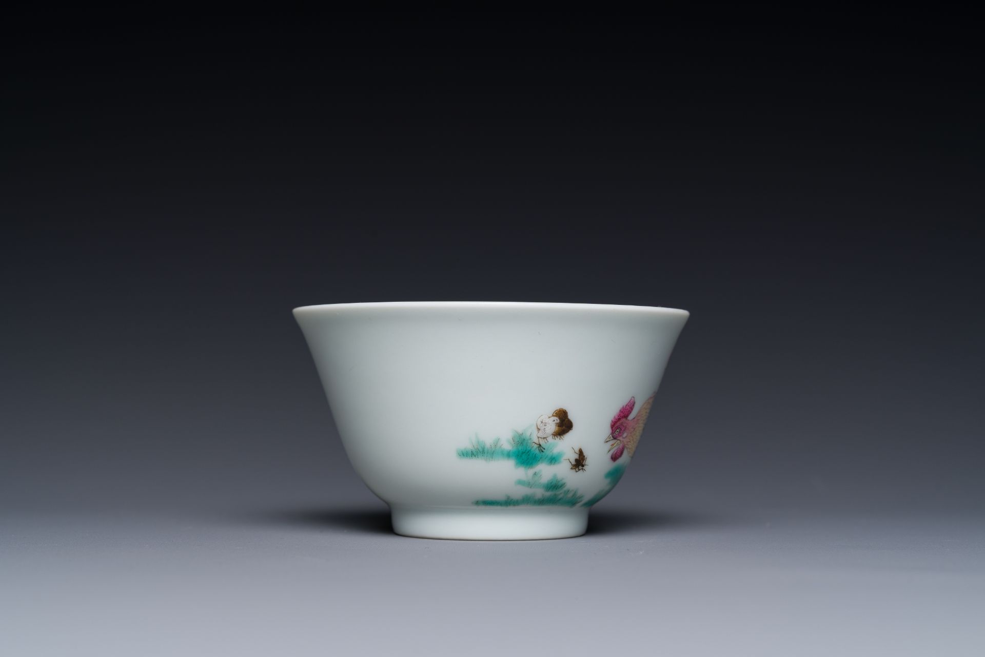 A Chinese famille rose 'chicken' cup, Yongzheng mark, 18/19th C. - Image 5 of 7