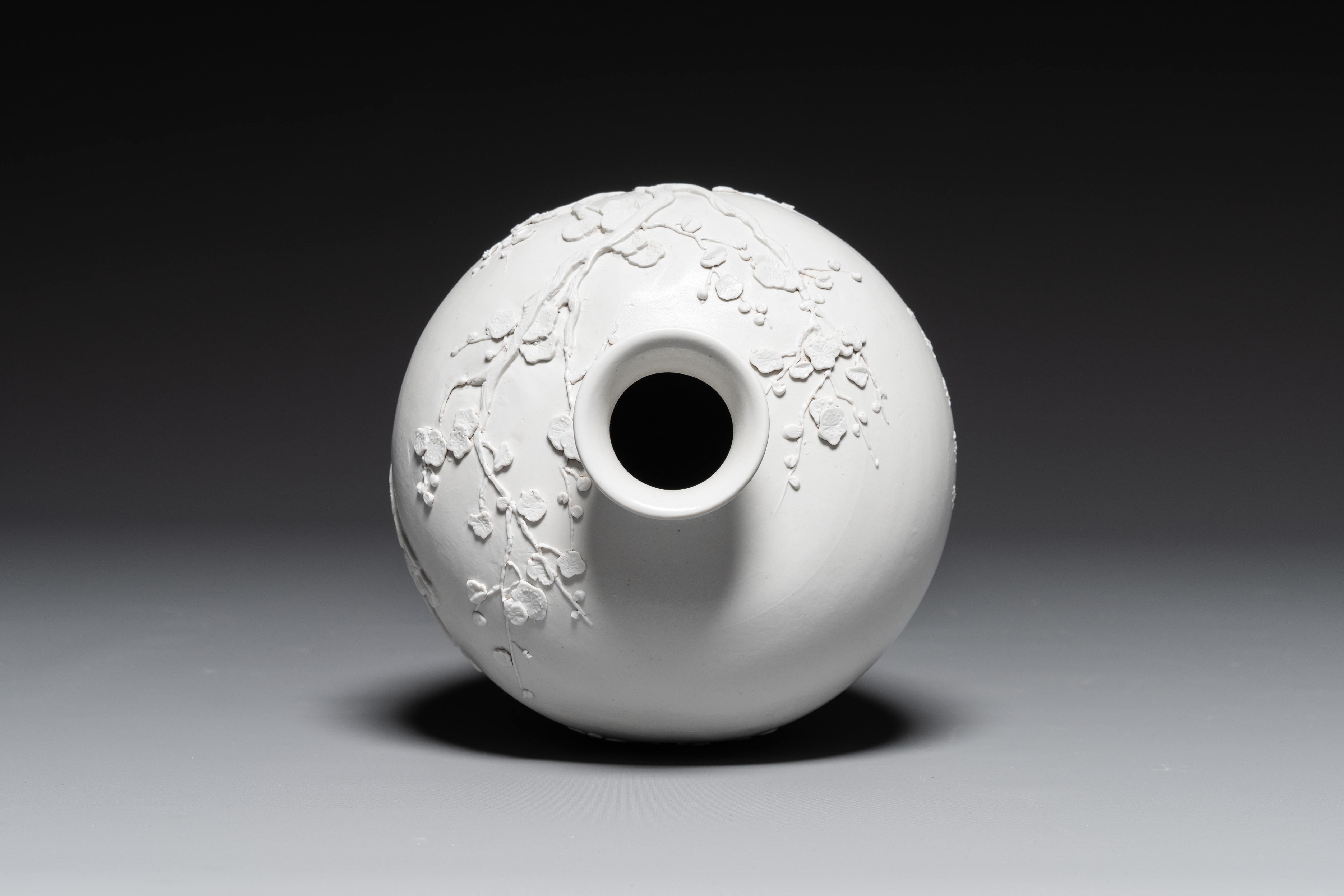 A Chinese monochrome white-glazed biscuit 'meiping' vase, signed Wang Bingrong çŽ‹ç‚³æ¦®, 19/20th C. - Image 5 of 6