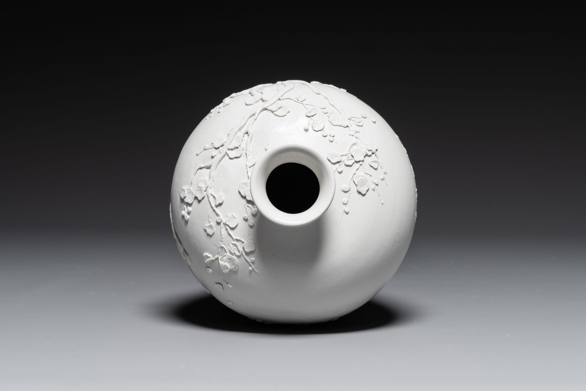 A Chinese monochrome white-glazed biscuit 'meiping' vase, signed Wang Bingrong çŽ‹ç‚³æ¦®, 19/20th C. - Bild 5 aus 6