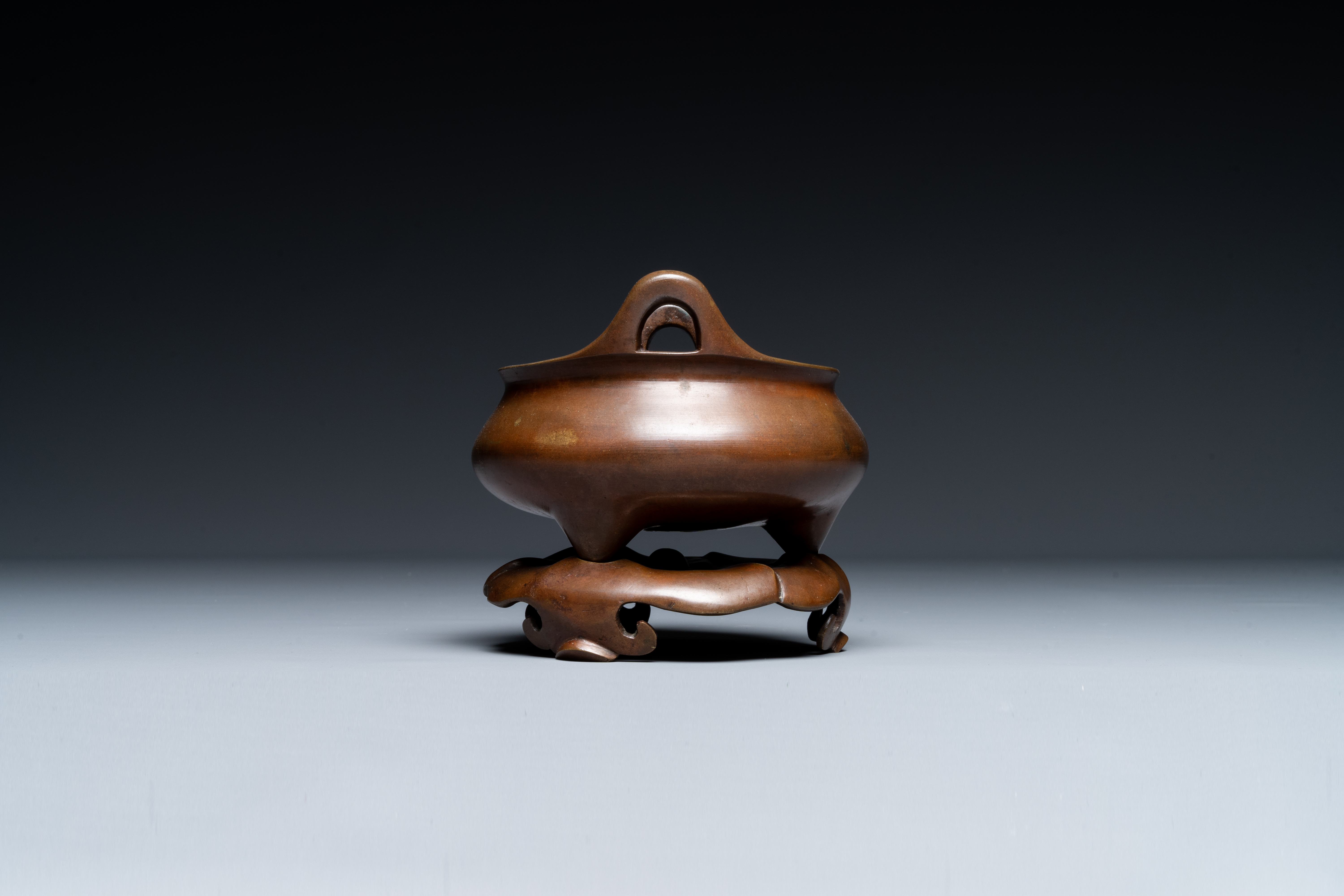 A Chinese bronze tripod censer on a stand, Xuande mark, 19th C. - Image 2 of 6
