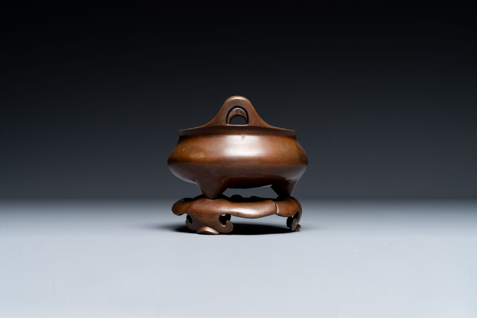 A Chinese bronze tripod censer on a stand, Xuande mark, 19th C. - Image 2 of 6