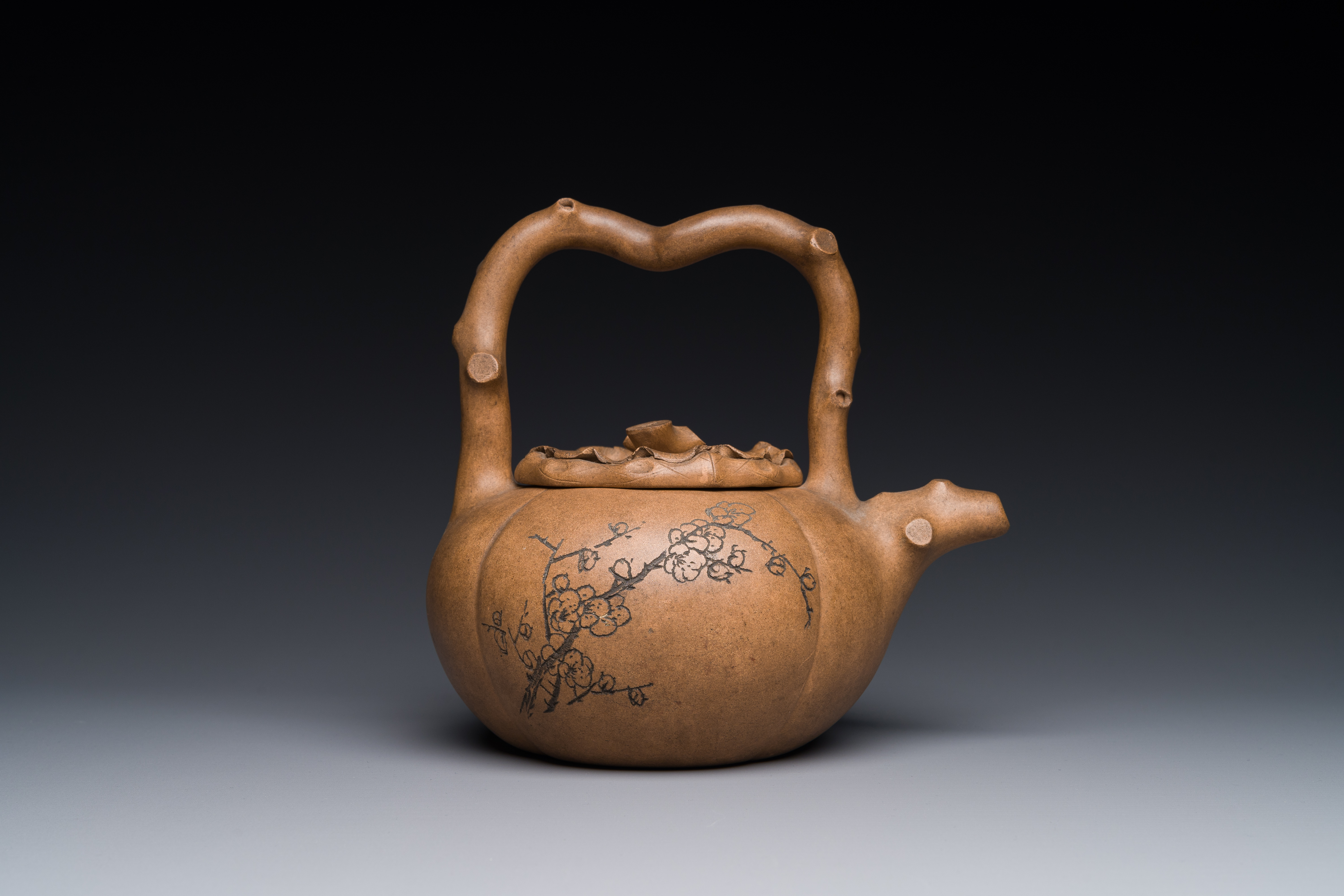 A Chinese inscribed Yixing stoneware teapot and cover, Shuan Sheng æ “ç”Ÿ mark, Republic - Image 3 of 4