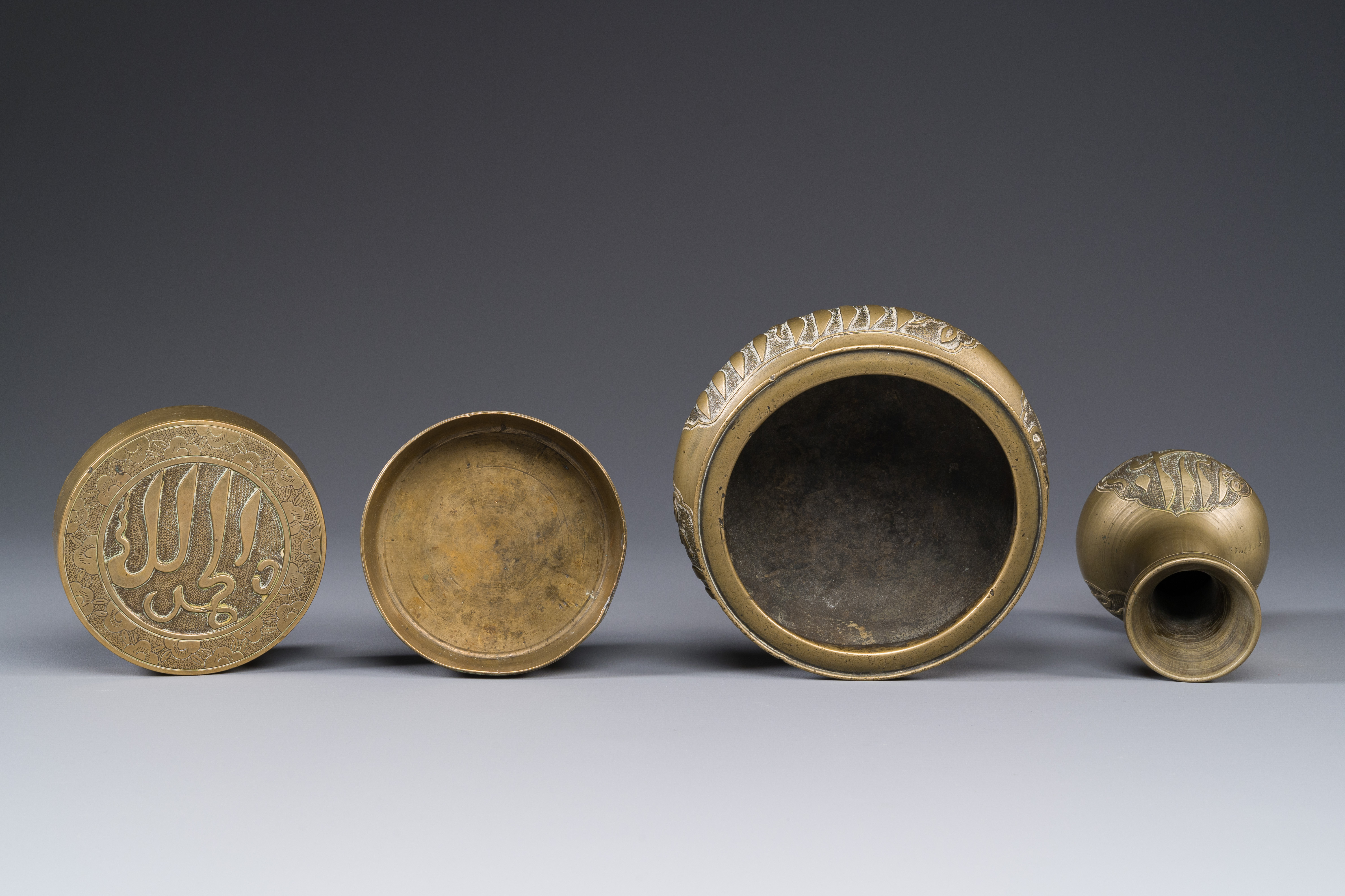 A Chinese bronze incense set for the Islamic market, 17/18th C. - Image 7 of 10