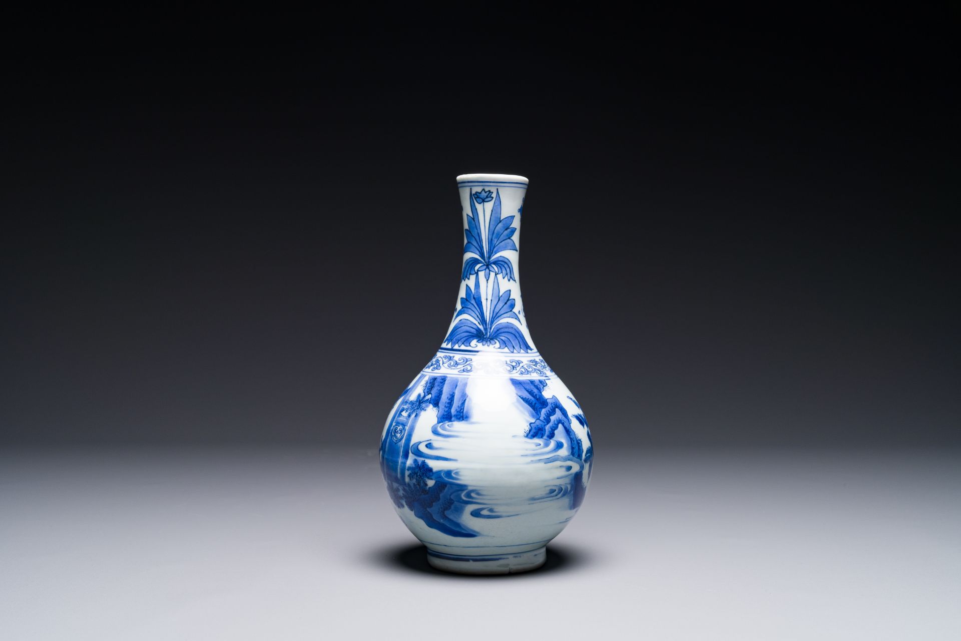 A Chinese blue and white bottle vase, Transitional period - Bild 3 aus 6