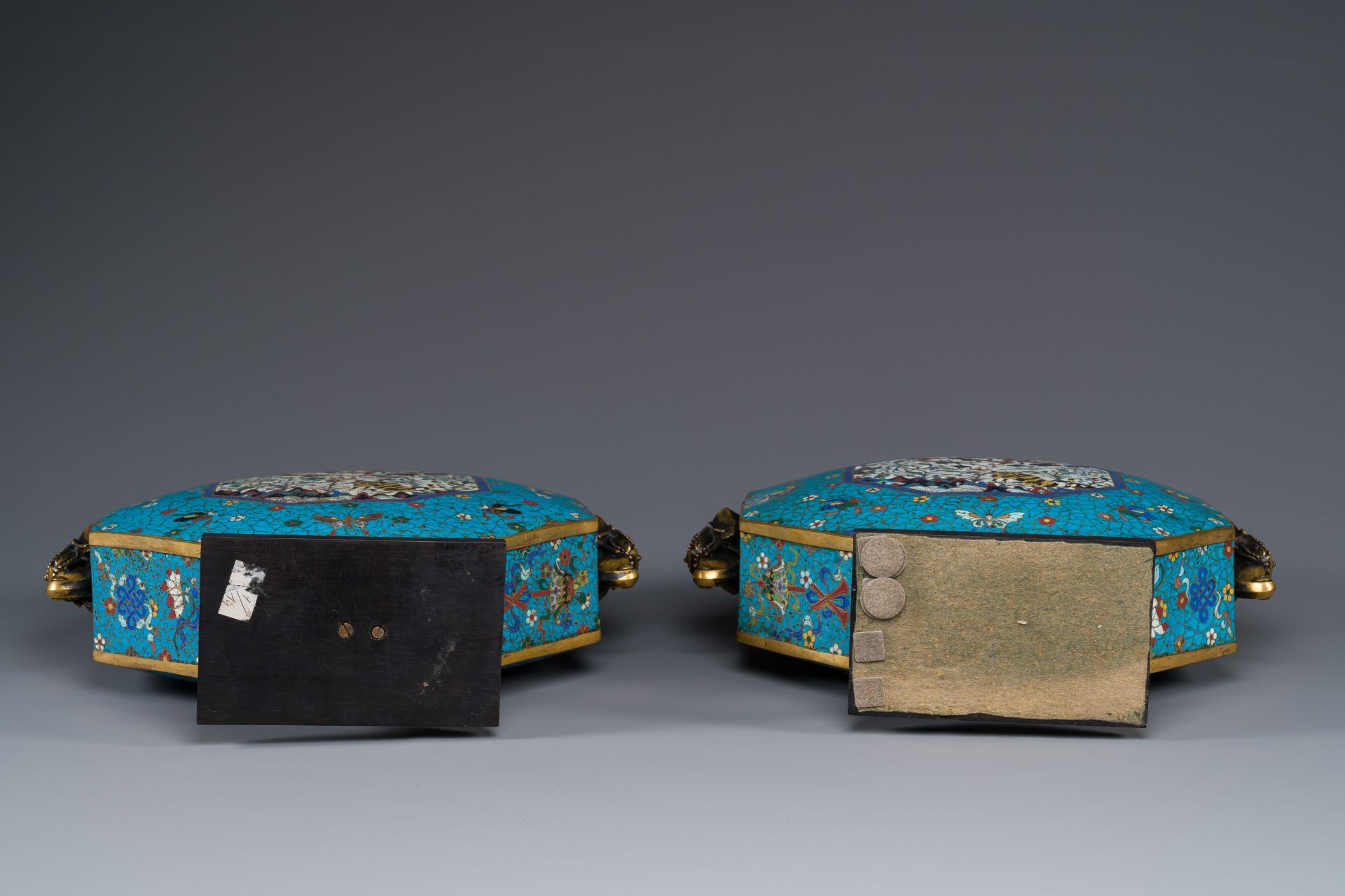 A pair of large Chinese octagonal cloisonne moonflasks, 'bianhu', Qianlong/Jiaqing - Image 7 of 7