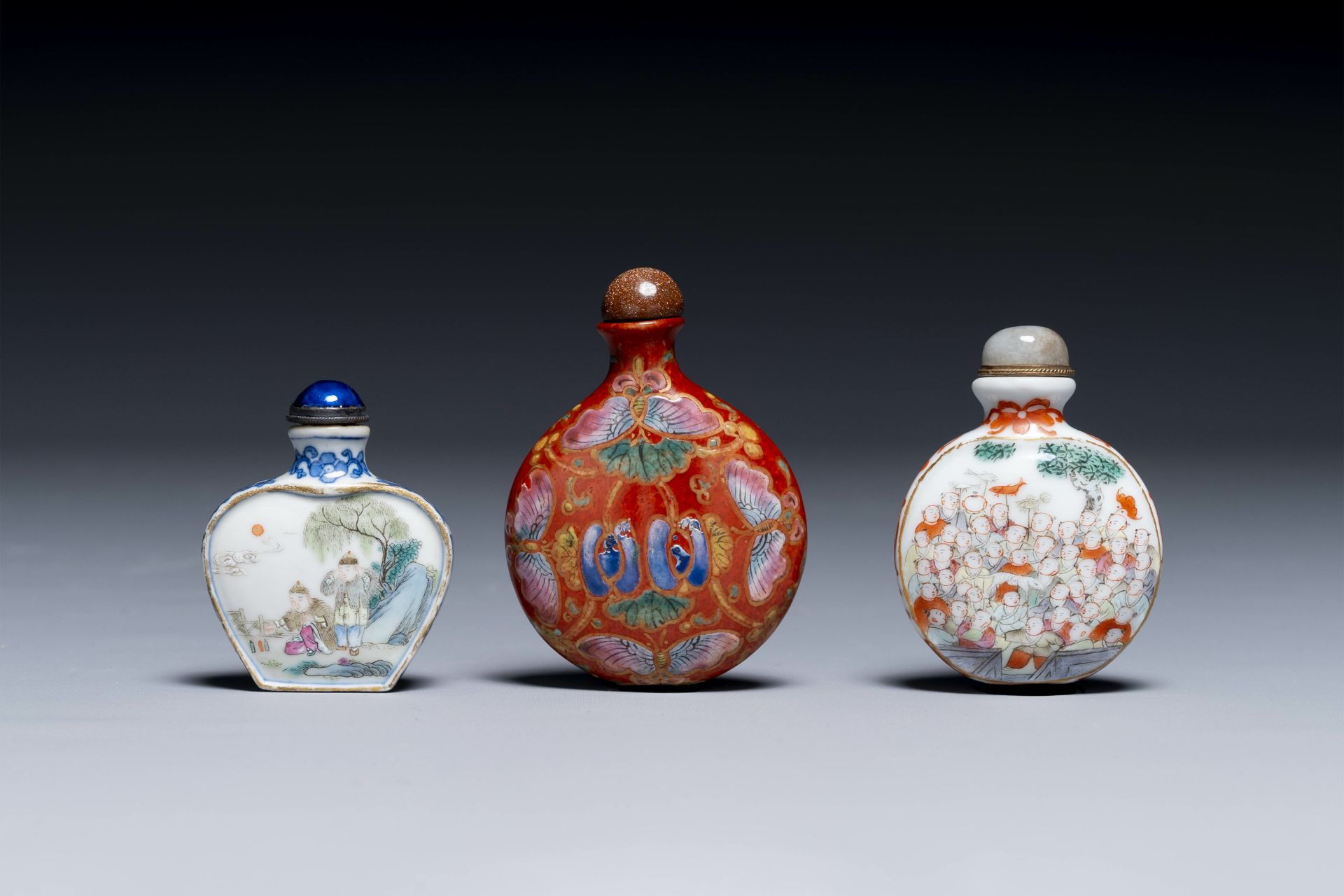 Three Chinese famille rose snuff bottles, Qianlong mark, 19th C. - Bild 3 aus 6