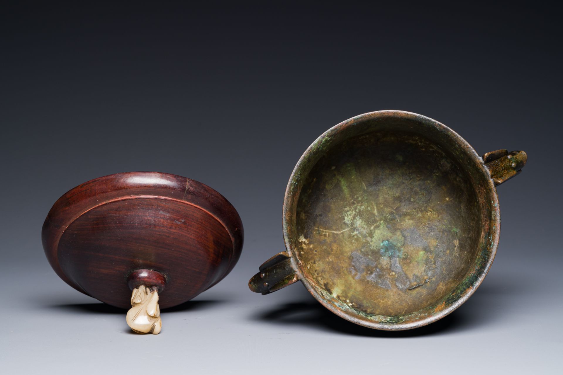 A Chinese unusual archaistic bronze censer with wooden cover, 'gui', Song - Image 18 of 21