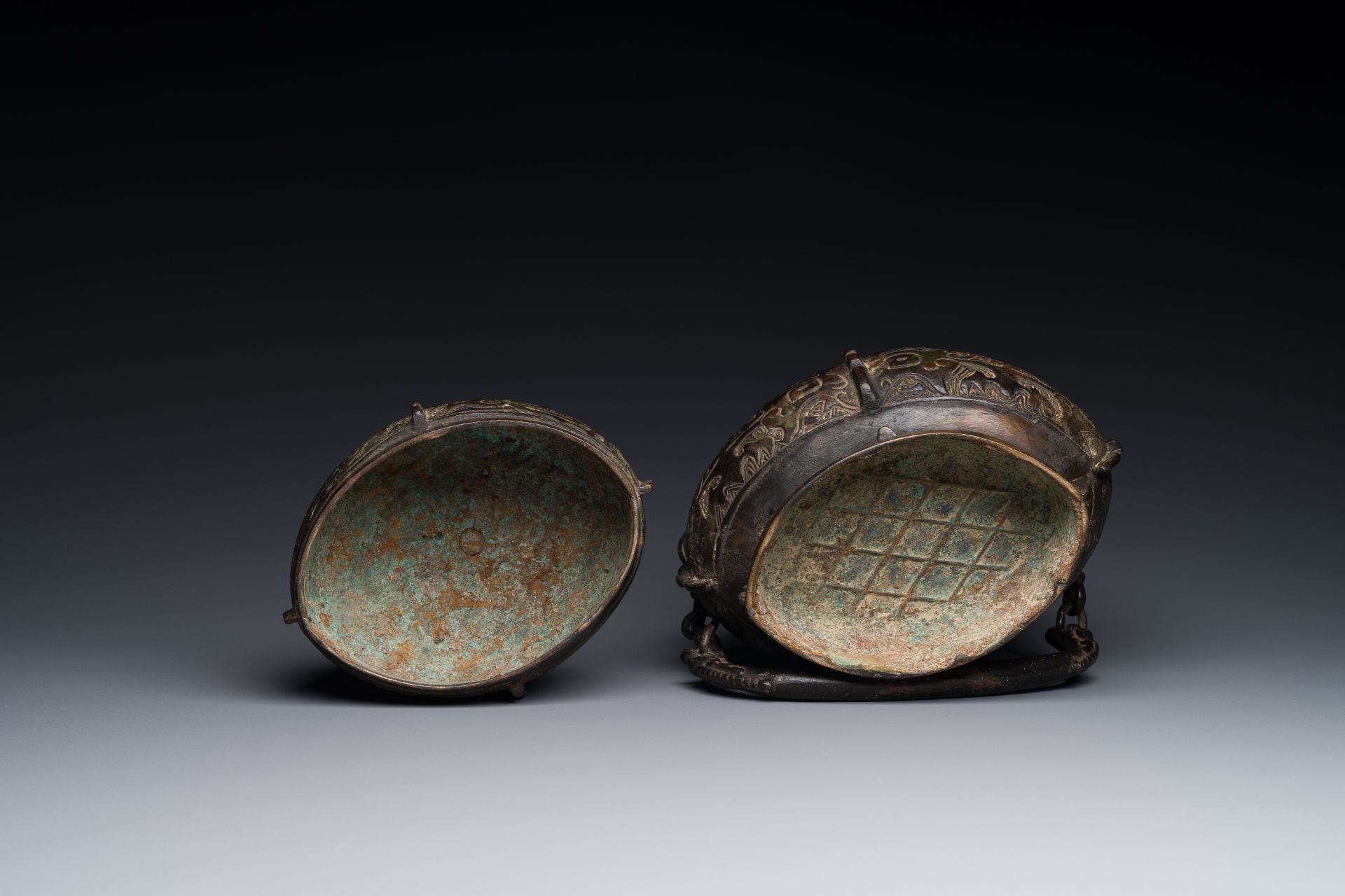 A Chinese bronze ritual wine vessel and cover, 'you', Yuan/Ming - Bild 3 aus 3