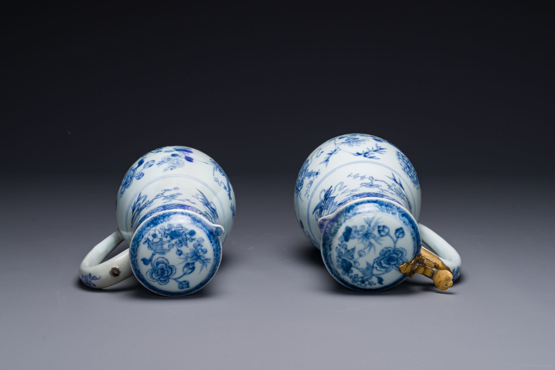 Two Chinese blue-white jugs and cover with floral decor, Yongzheng/Qianlong - Image 5 of 6