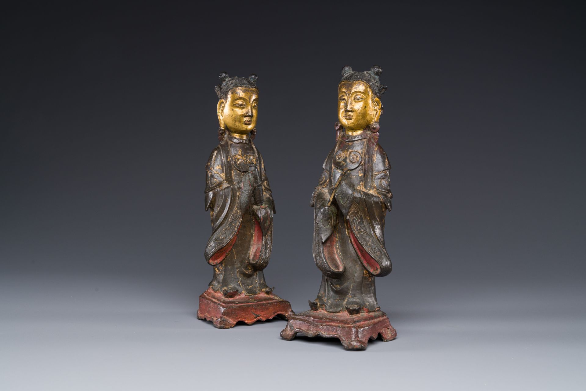 A pair of Chinese partly lacquered and gilt bronze figures of female attendants, Ming - Bild 3 aus 12