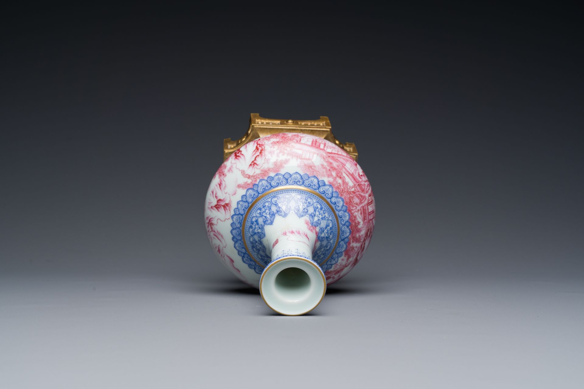 A Chinese blue-and-puce-enamelled bottle vase with a gilt bronze mount, 20th C. - Bild 5 aus 6