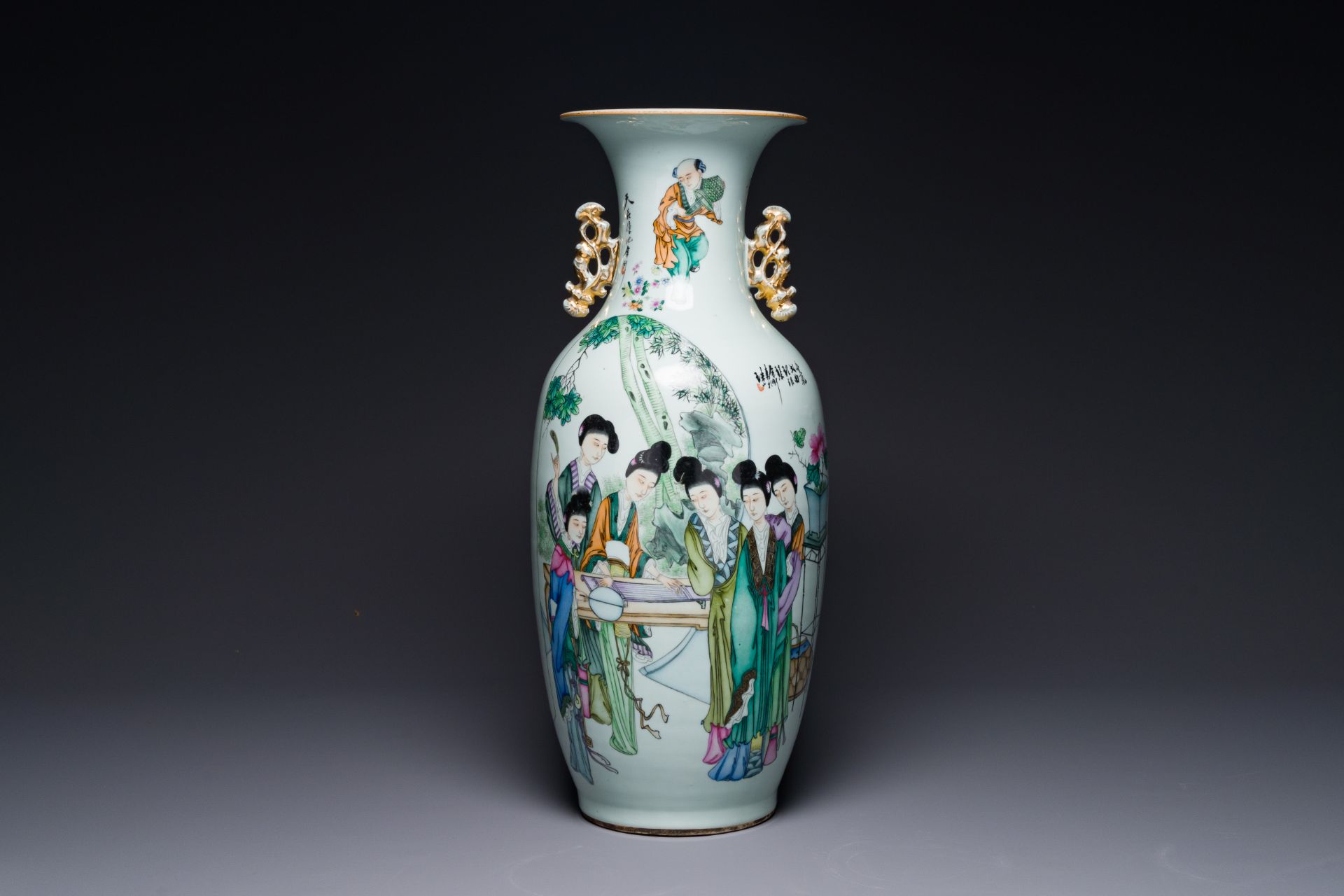 A Chinese famille rose vase, Yu Zhao ä½™é’Š signed, 19/20th C.