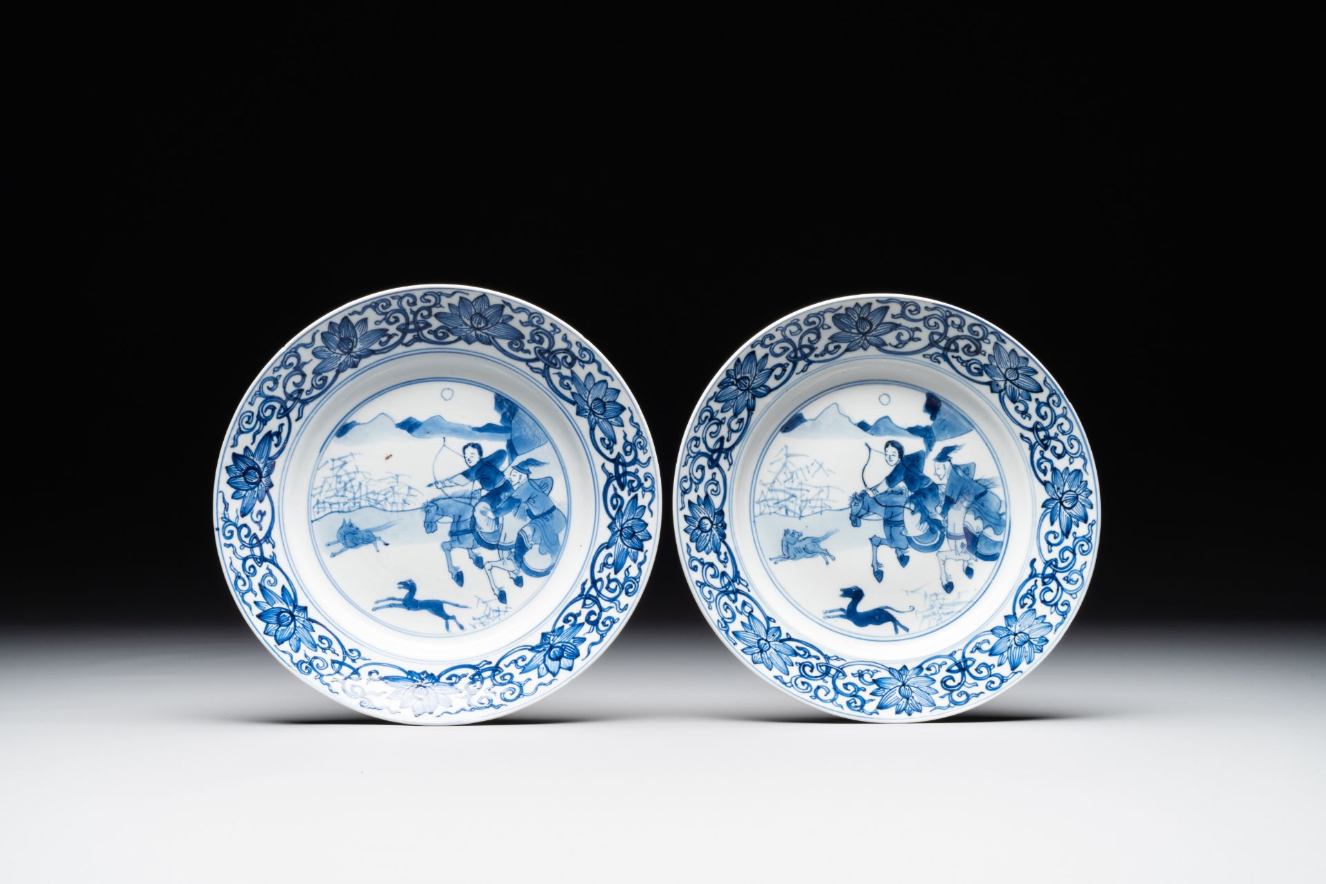 A pair of Chinese blue and white 'hunting scene' plates, Qi Yu Bao Ding Zhi Zhen mark, Kangxi