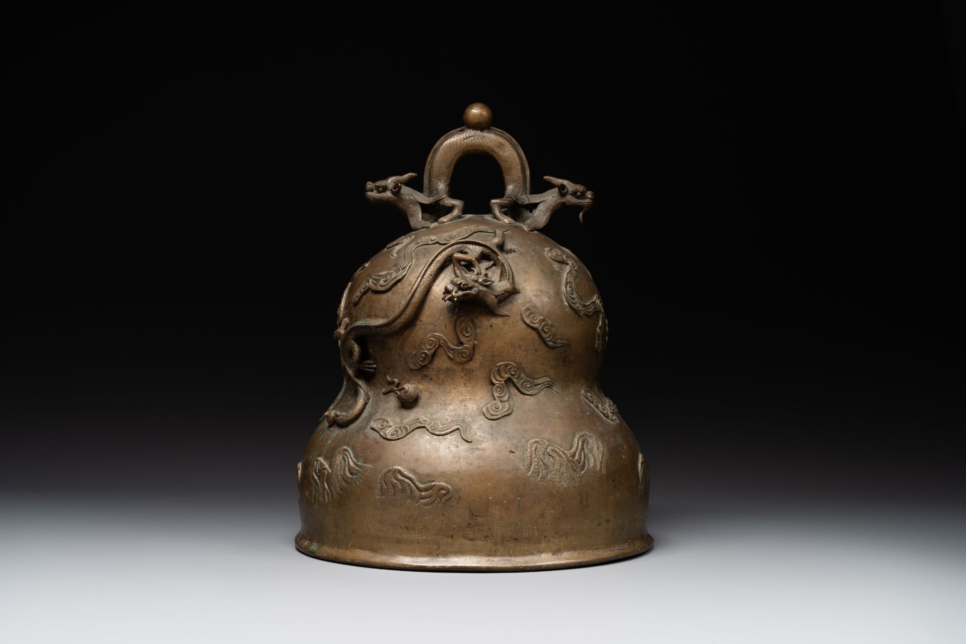 A Chinese bronze 'dragon' bell, 19th C.