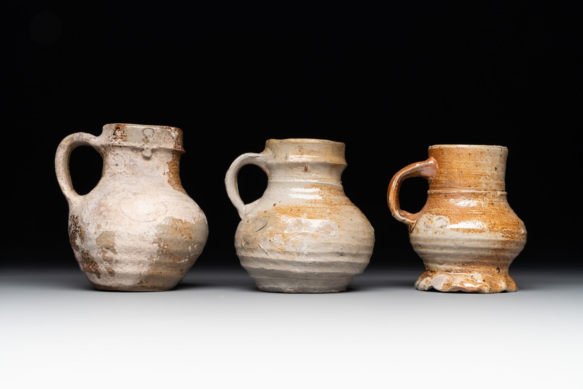 A collection of six German stoneware mugs, 16/17th C. - Bild 10 aus 13