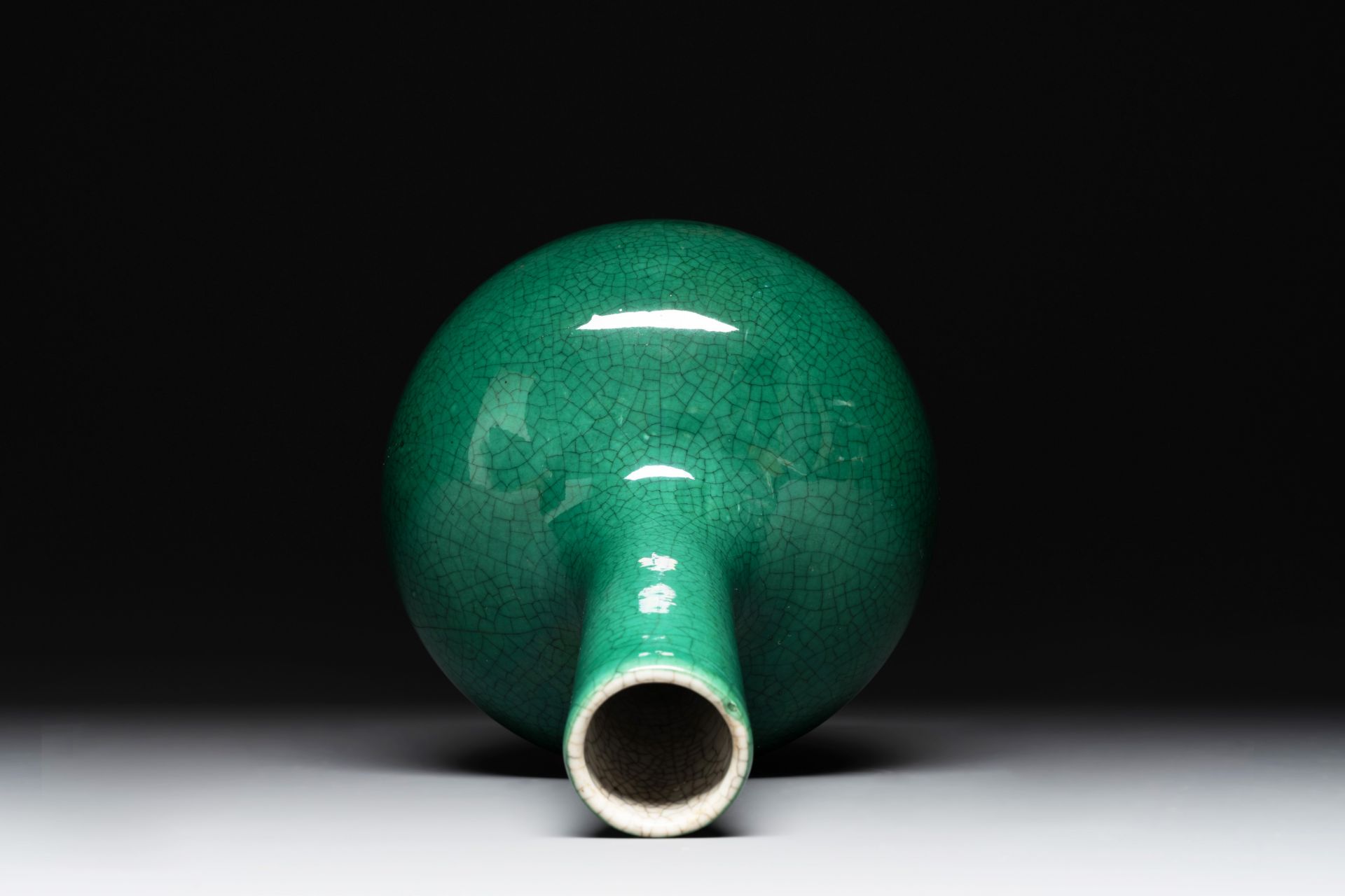 A Chinese apple-green-glazed and two copper-red-glazed bottle vases, Kangxi mark, 19/20th C. - Bild 6 aus 7