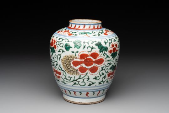 A Chinese wucai 'peony scroll' vase, Transitional period - Image 1 of 6