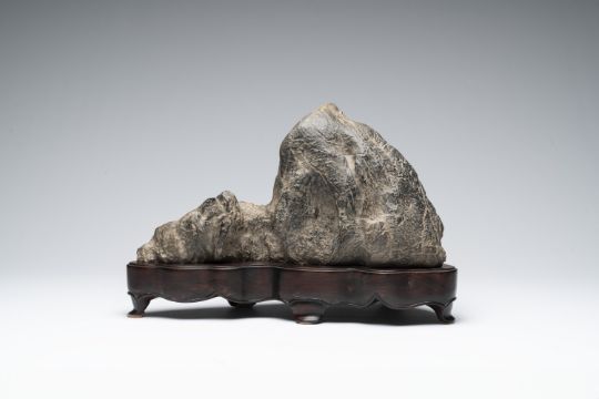 A Chinese Lingbi stone scholar's rock on wooden stand - Bild 5 aus 10