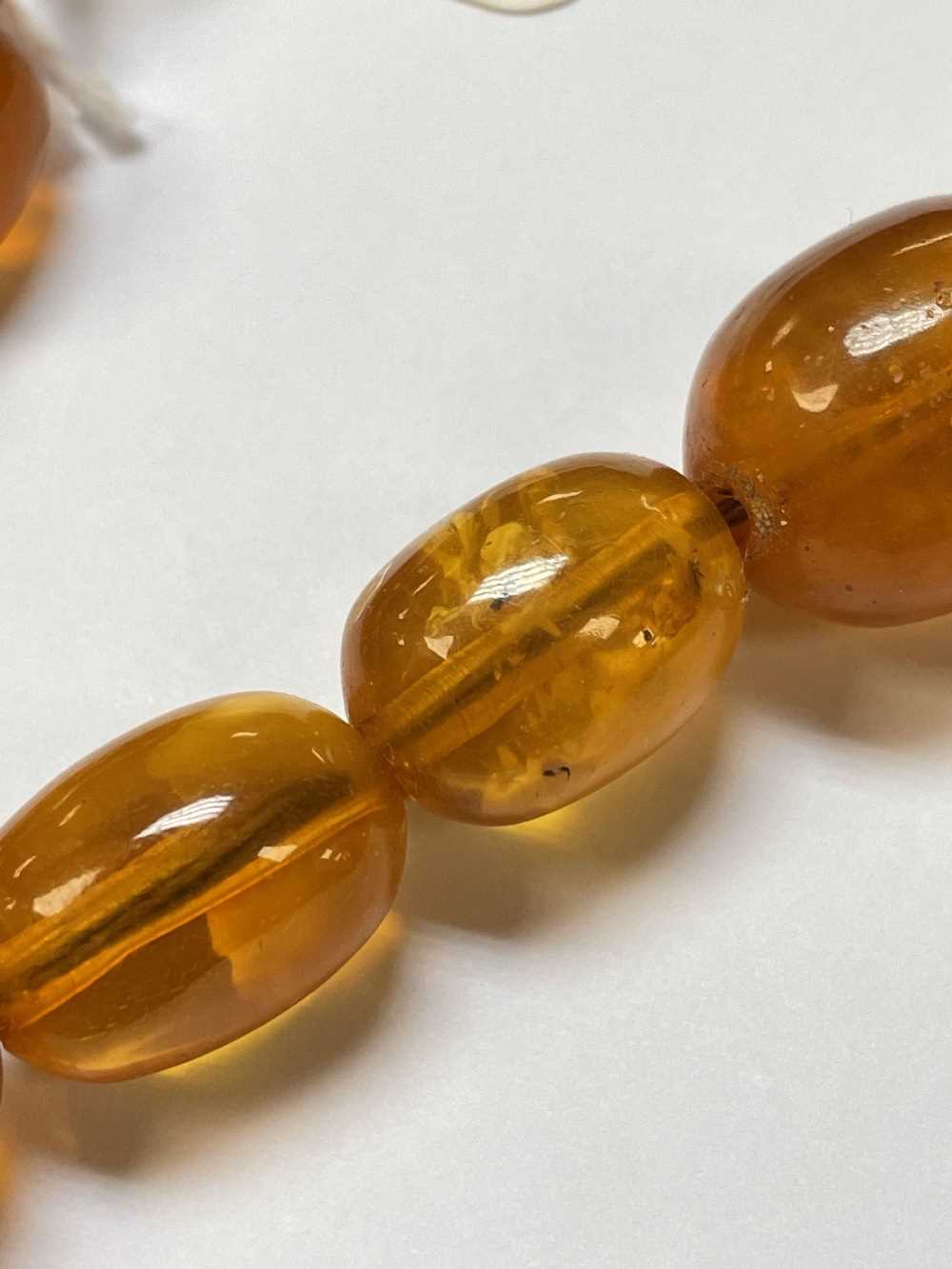 SINGLE STRAND AMBER BEAD NECKLACE, beads 13mm to 20mm, approx gross wt. 55gms - Image 13 of 13