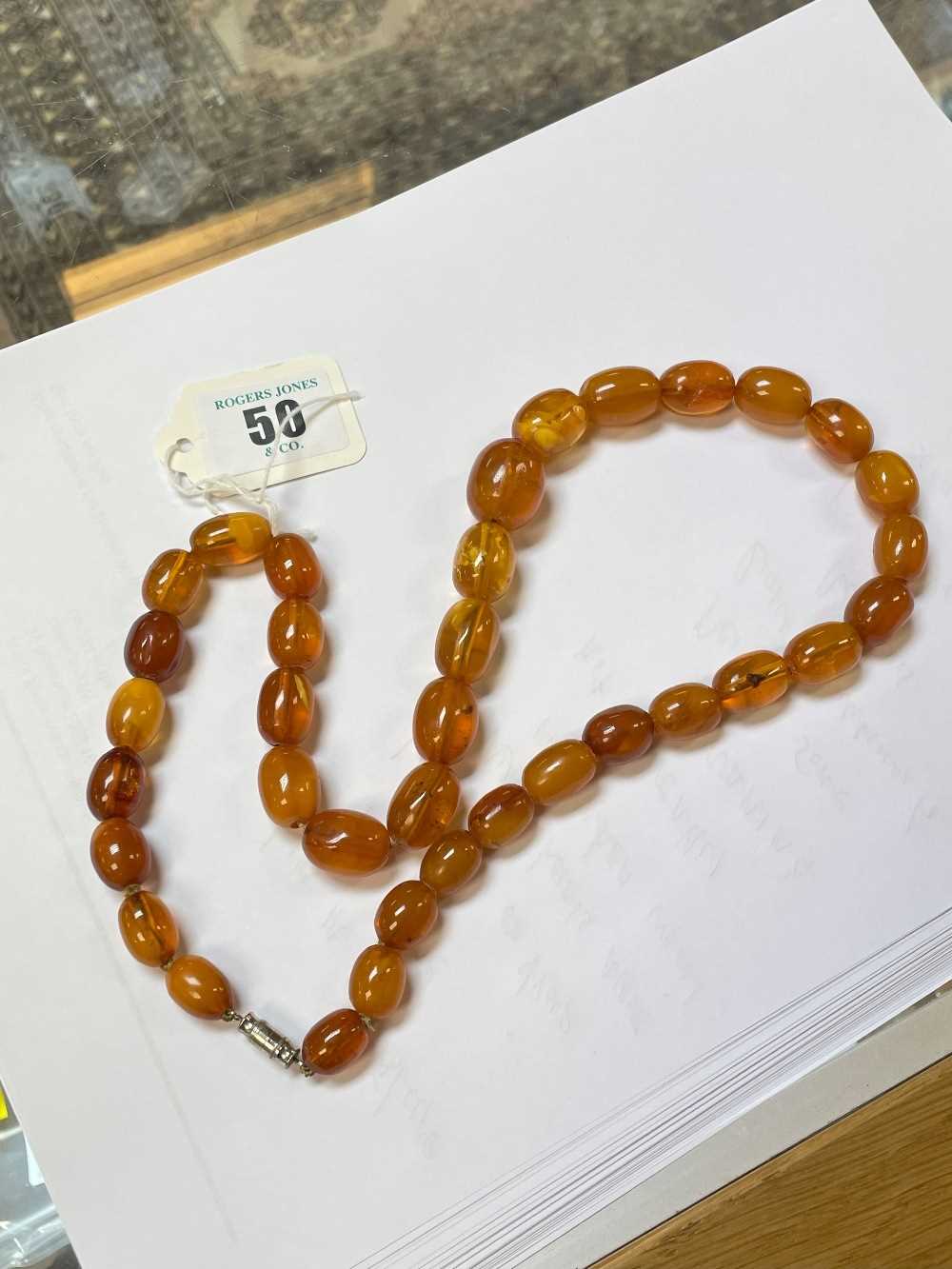 SINGLE STRAND AMBER BEAD NECKLACE, beads 13mm to 20mm, approx gross wt. 55gms - Image 3 of 13