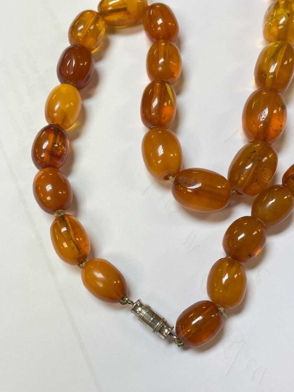 SINGLE STRAND AMBER BEAD NECKLACE, beads 13mm to 20mm, approx gross wt. 55gms - Image 2 of 13