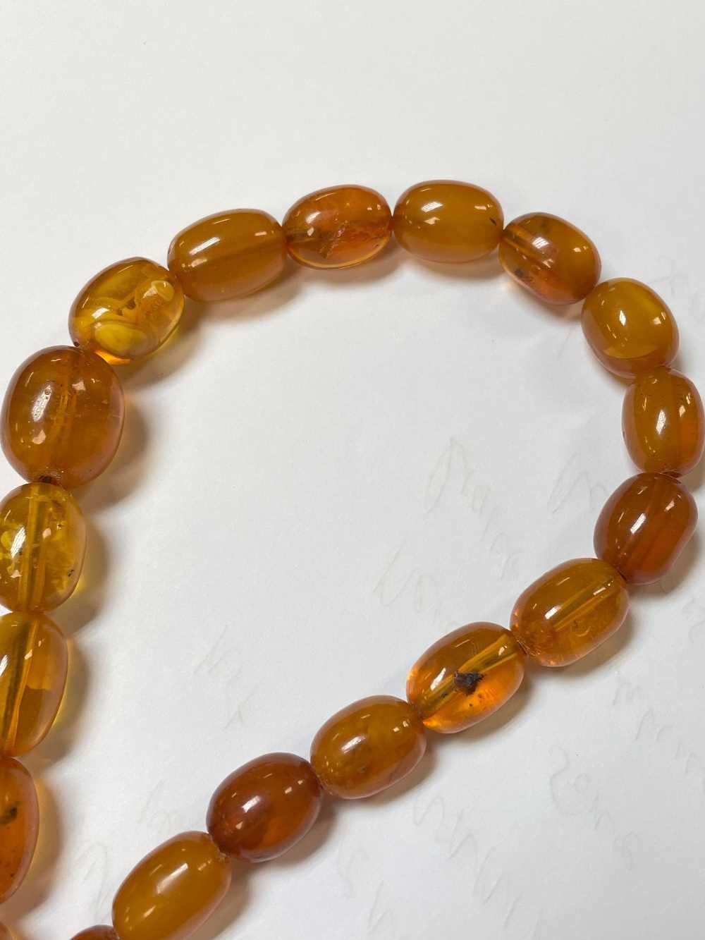 SINGLE STRAND AMBER BEAD NECKLACE, beads 13mm to 20mm, approx gross wt. 55gms - Image 4 of 13
