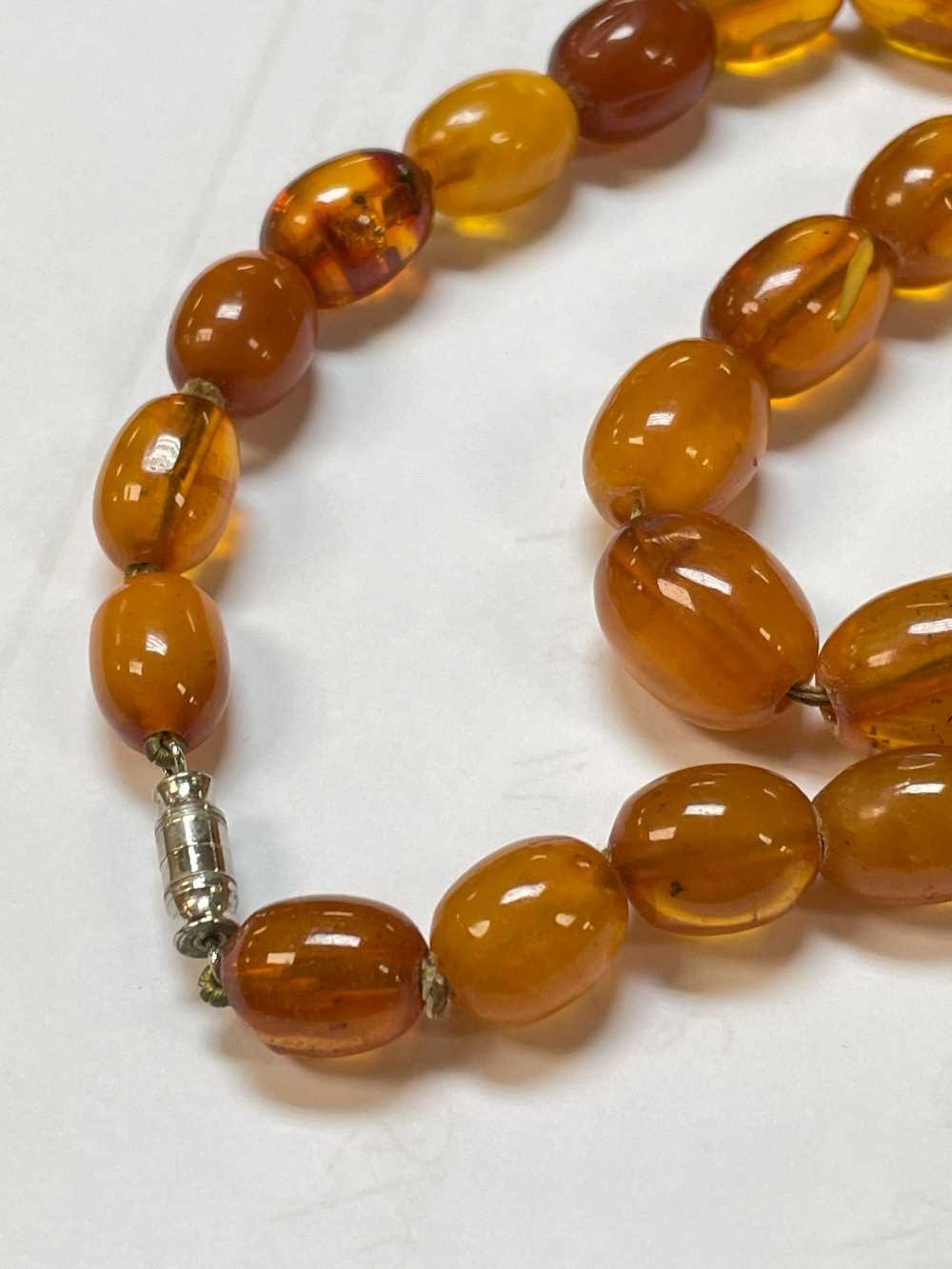 SINGLE STRAND AMBER BEAD NECKLACE, beads 13mm to 20mm, approx gross wt. 55gms - Image 8 of 13