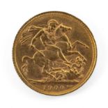 VICTORIAN GOLD SOVEREIGN, 1900, old / veiled head, 8.0gms Provenance: private collection