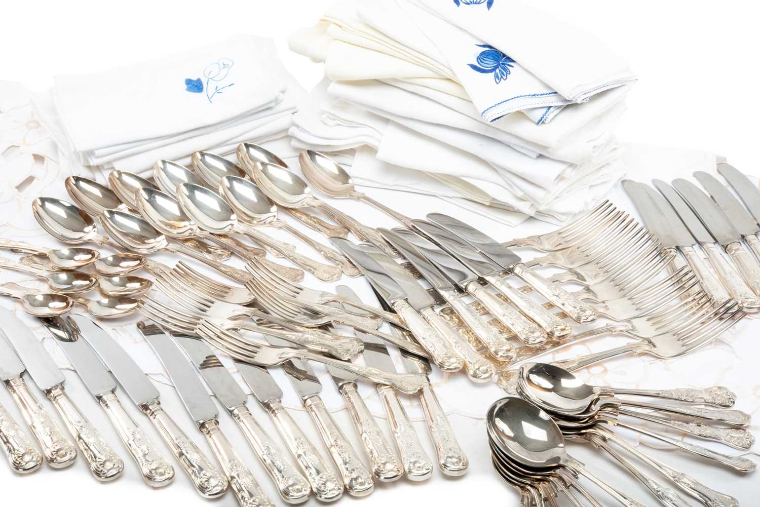 ELECTROPLATED KINGS PATTERN PART CANTEEN, comprising 12 table knives, 7 table forks, 12 dessert