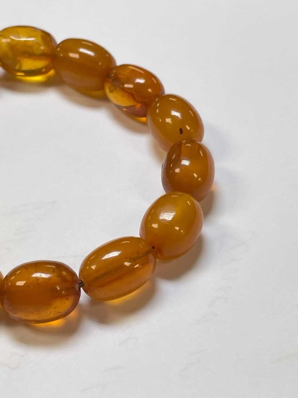 SINGLE STRAND AMBER BEAD NECKLACE, beads 13mm to 20mm, approx gross wt. 55gms - Image 5 of 13