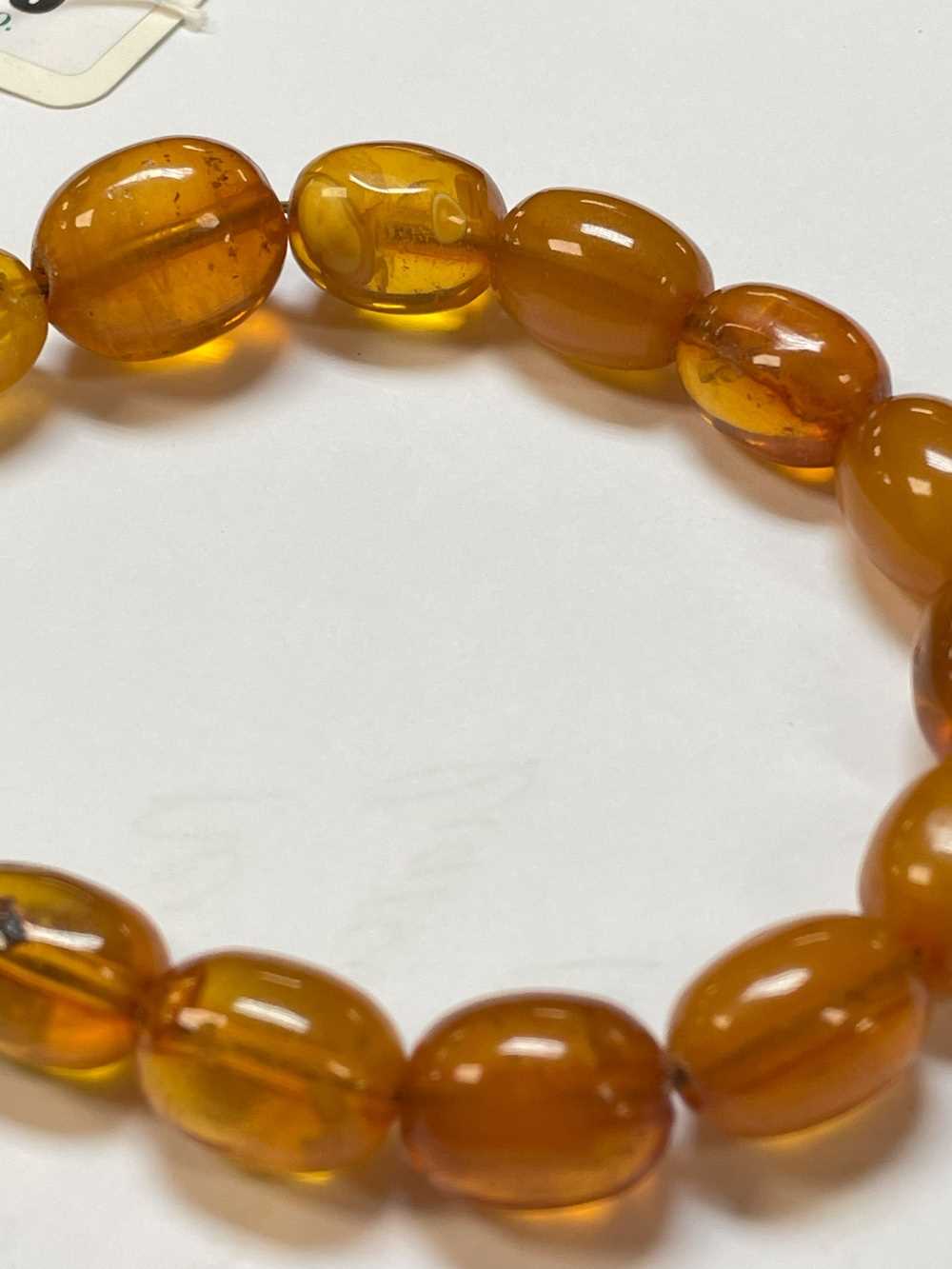 SINGLE STRAND AMBER BEAD NECKLACE, beads 13mm to 20mm, approx gross wt. 55gms - Image 6 of 13