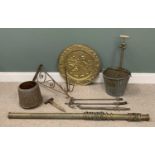 MIXED PARCEL OF ANTIQUE & LATER METALWARE, to include galvanized bucket with integral garden