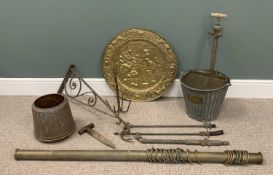MIXED PARCEL OF ANTIQUE & LATER METALWARE, to include galvanized bucket with integral garden